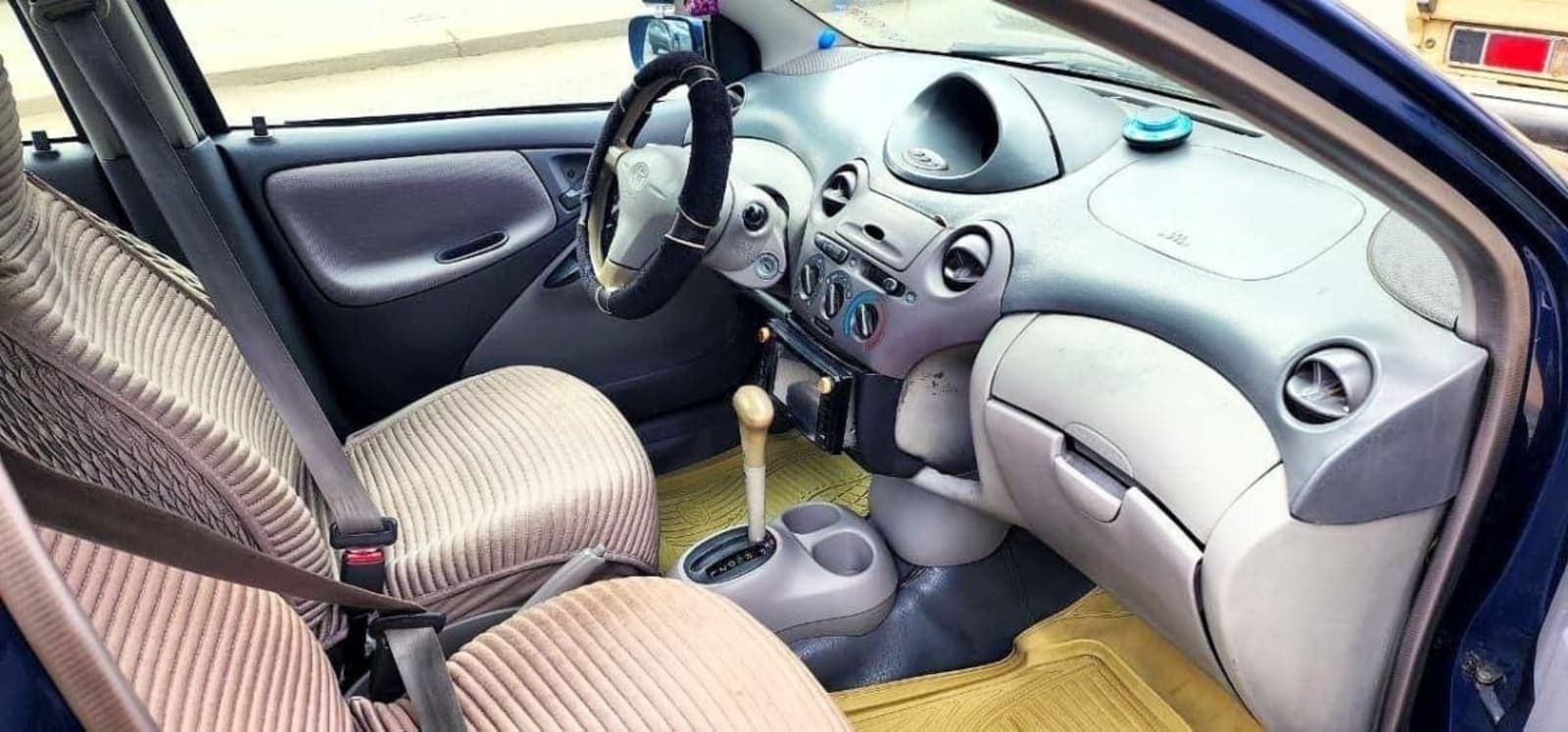 2001 Toyota Platz — photo 2