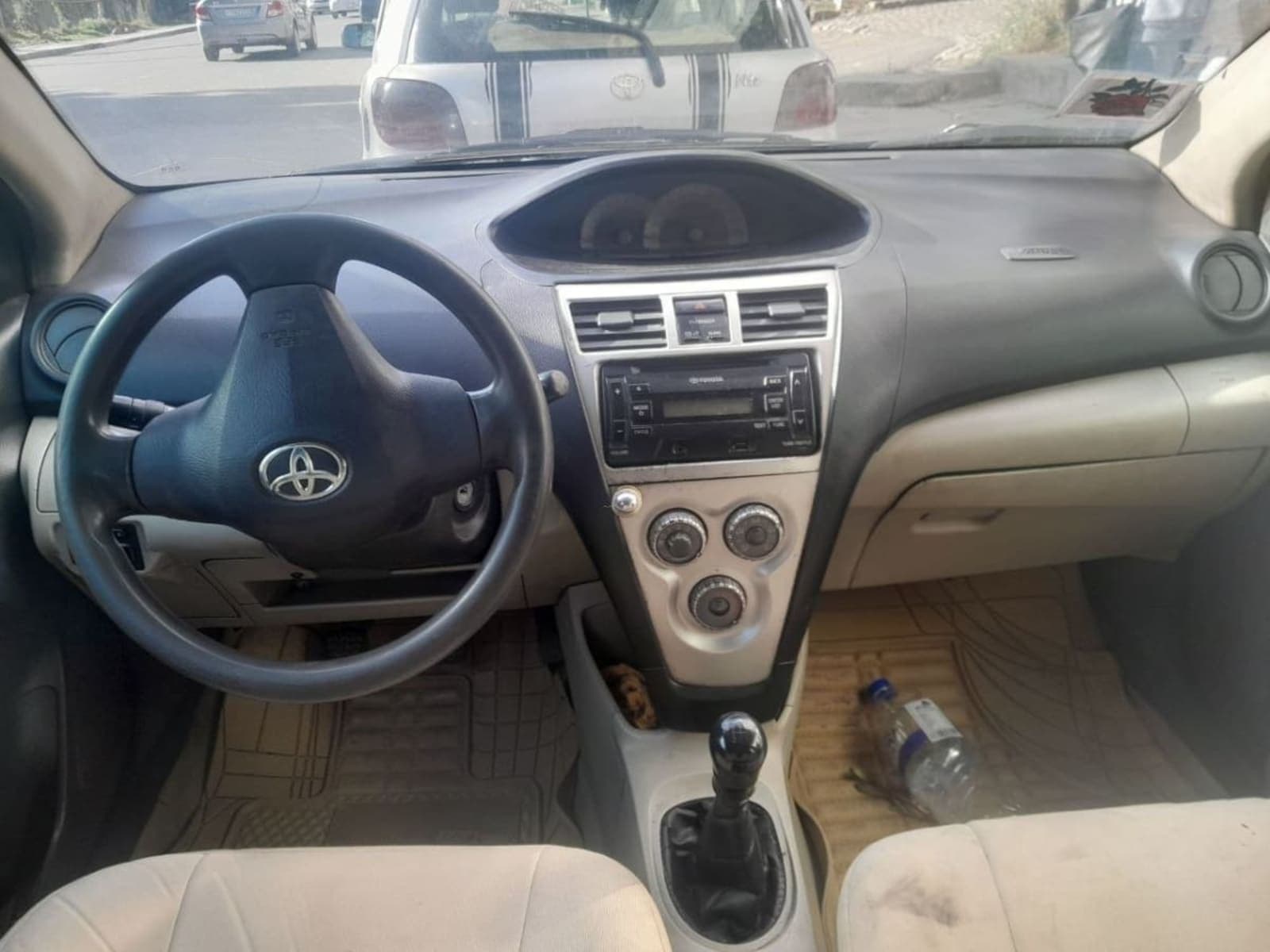 2006 Toyota Yaris Sedan — photo 2