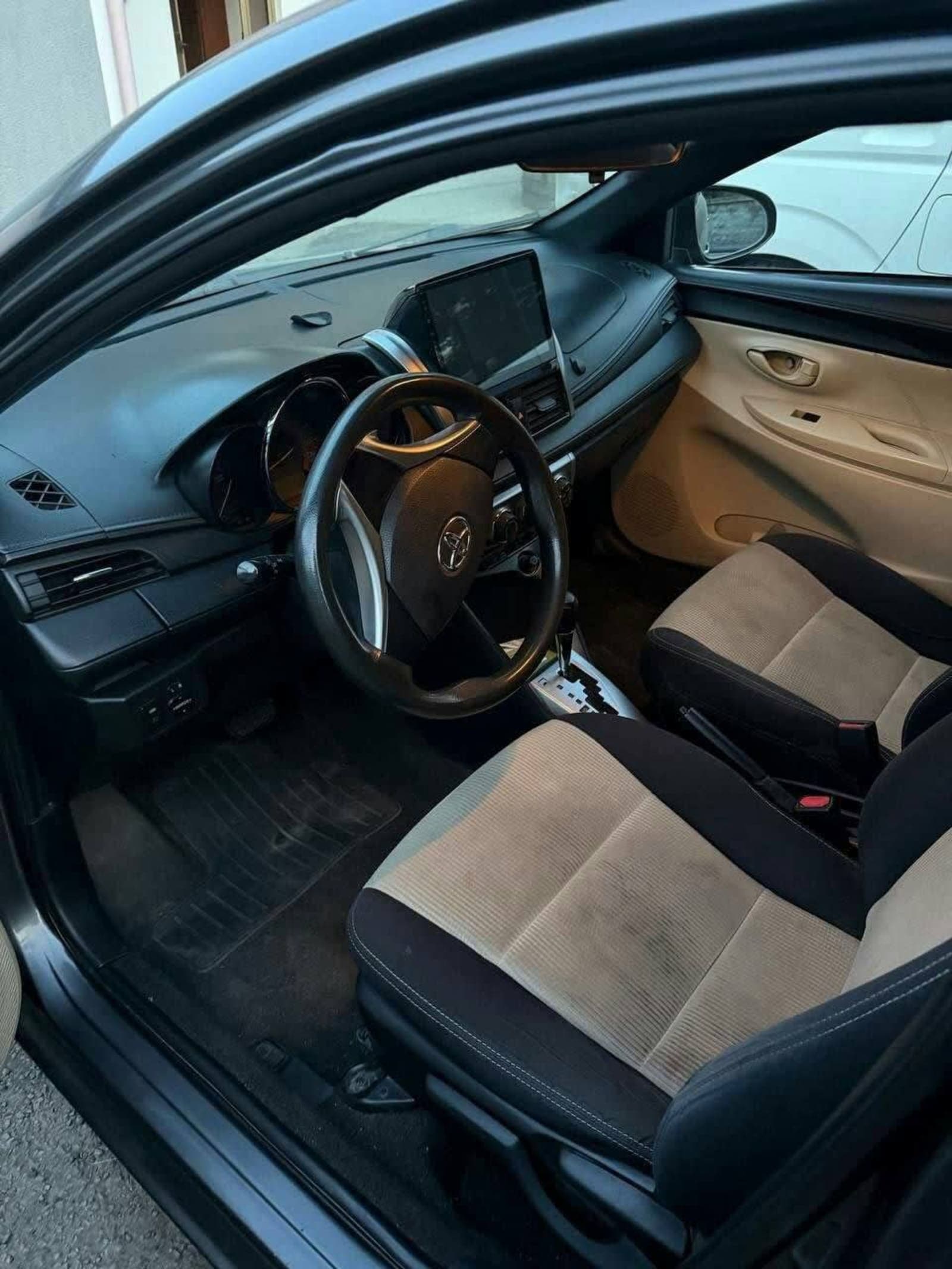 2015 Toyota Yaris — photo 2