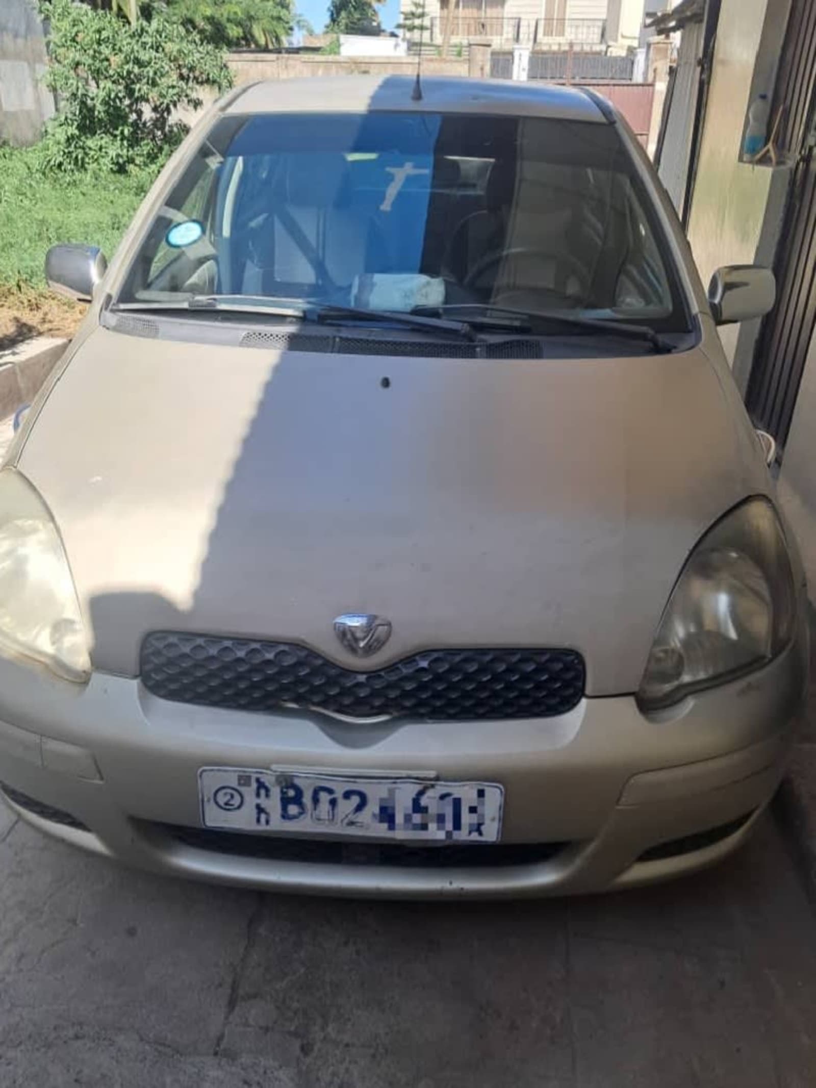 2002 TOYOTA VITZ — photo 1