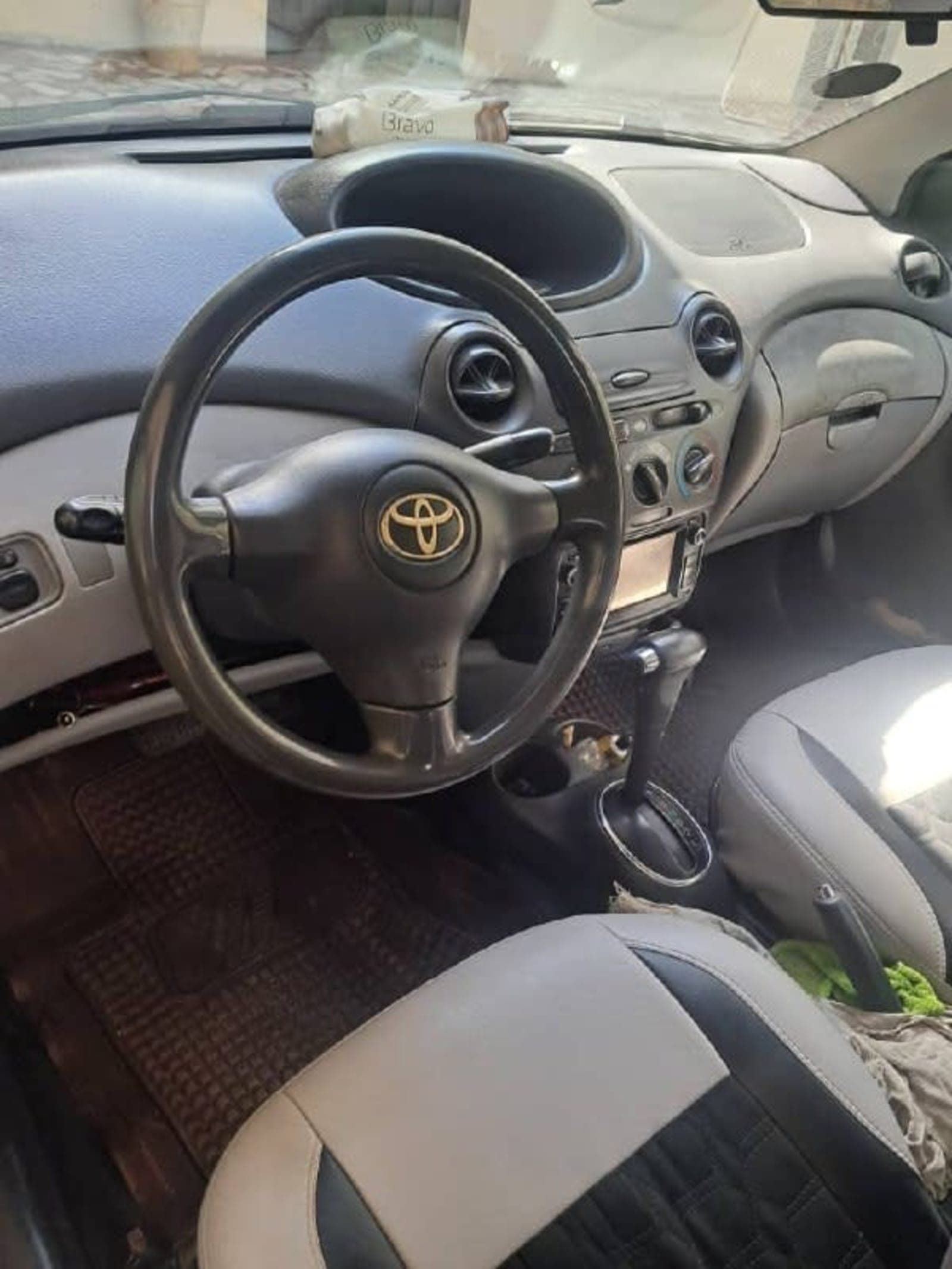 2002 TOYOTA VITZ — photo 2