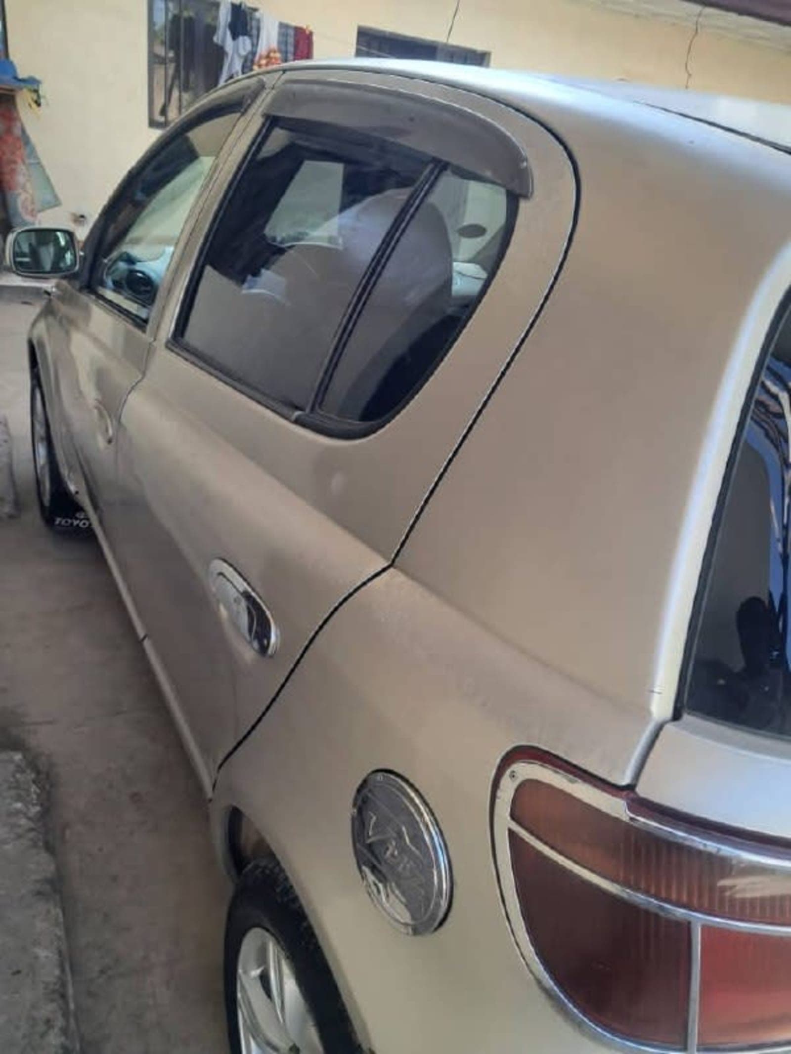 2002 TOYOTA VITZ — photo 3