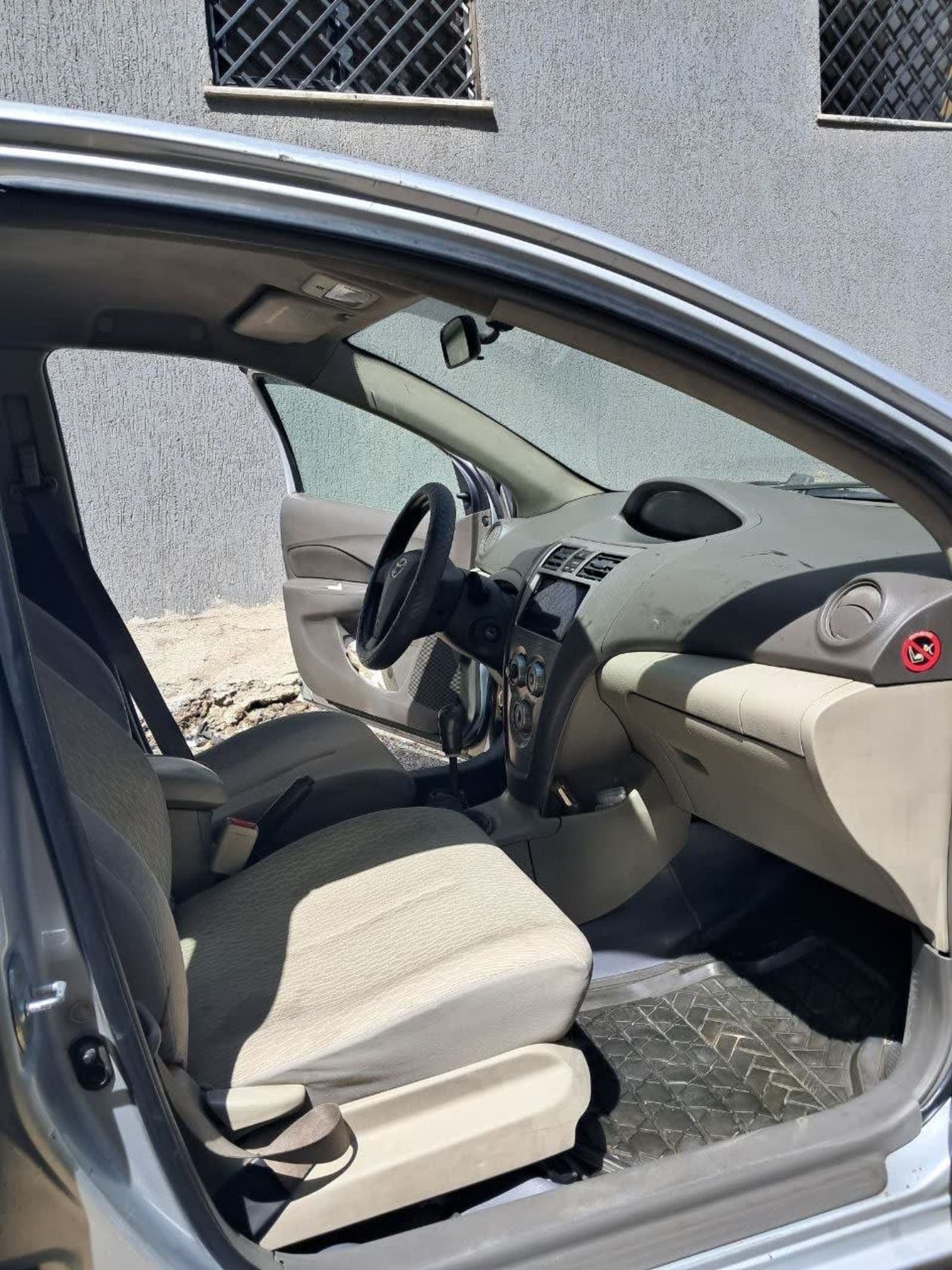 2009 Toyota Yaris — photo 2