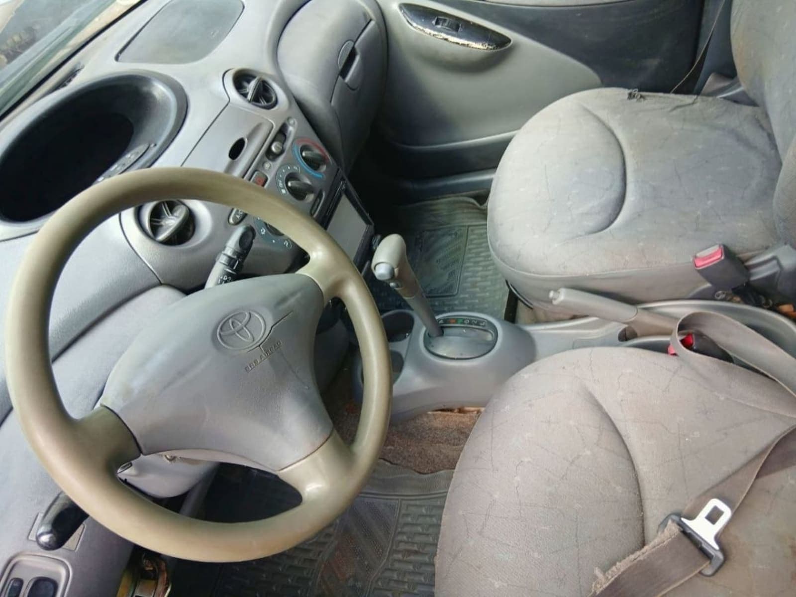 1999 Toyota Vitz — photo 1