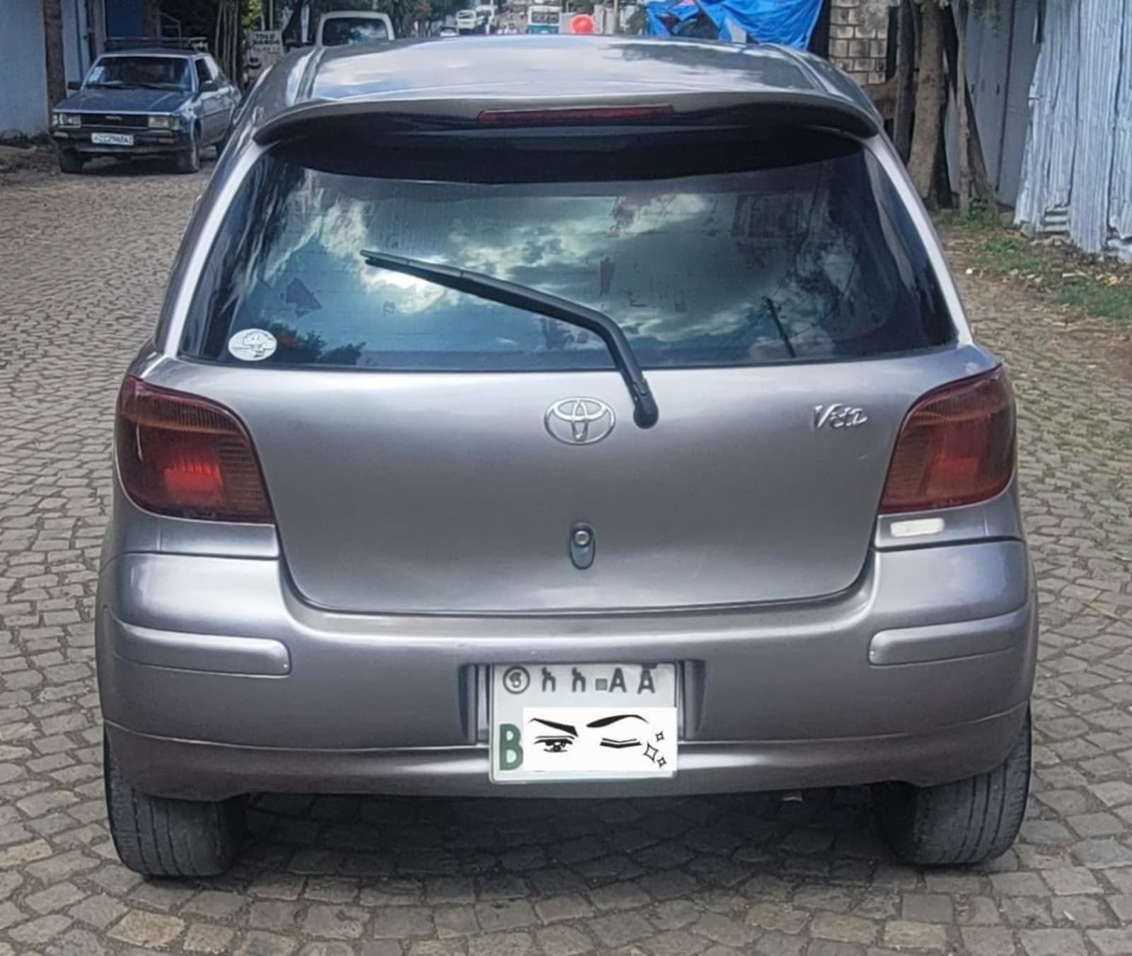 2004 Toyota Vitz — photo 1
