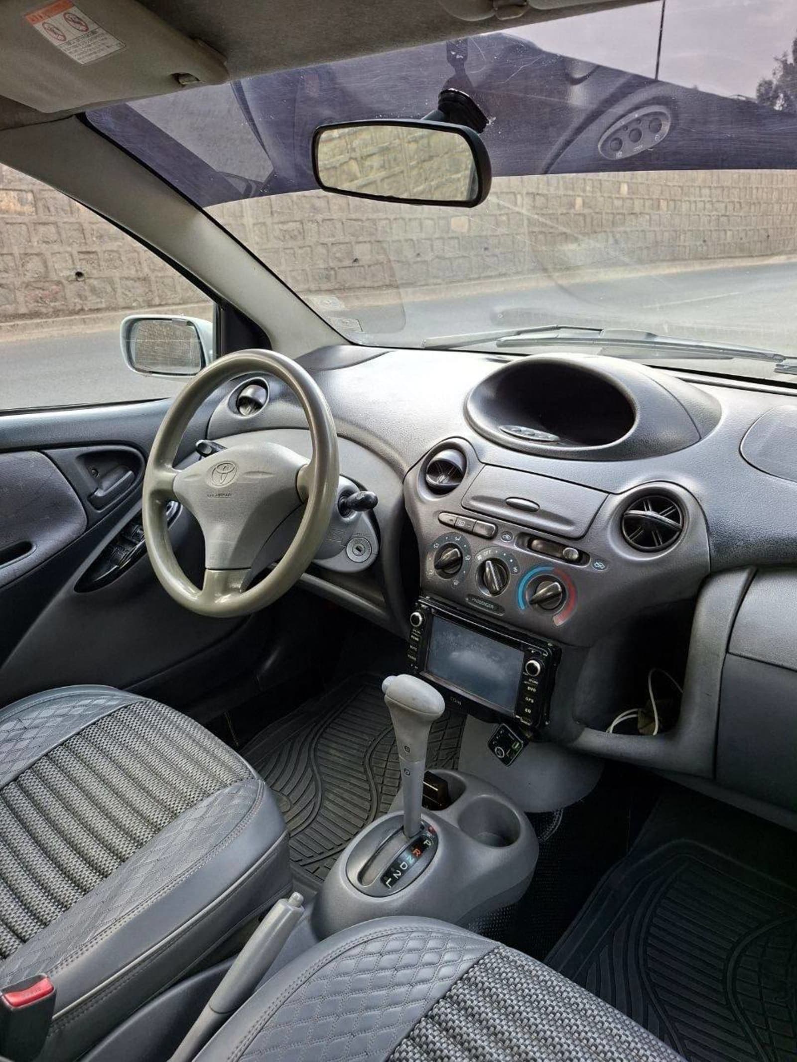 2001 Toyota Vitz — photo 3