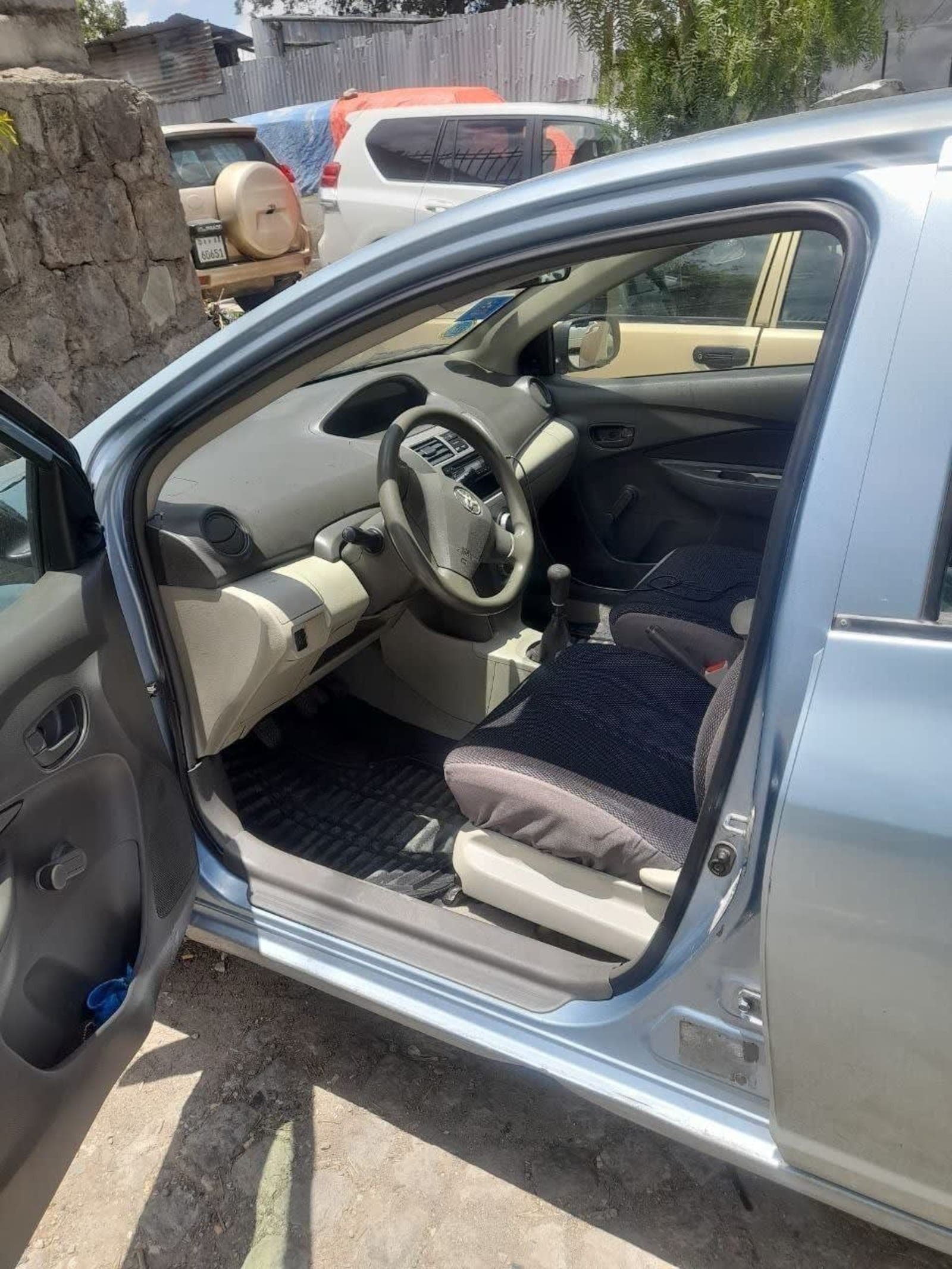2011 Toyota Yaris Sedan — photo 1