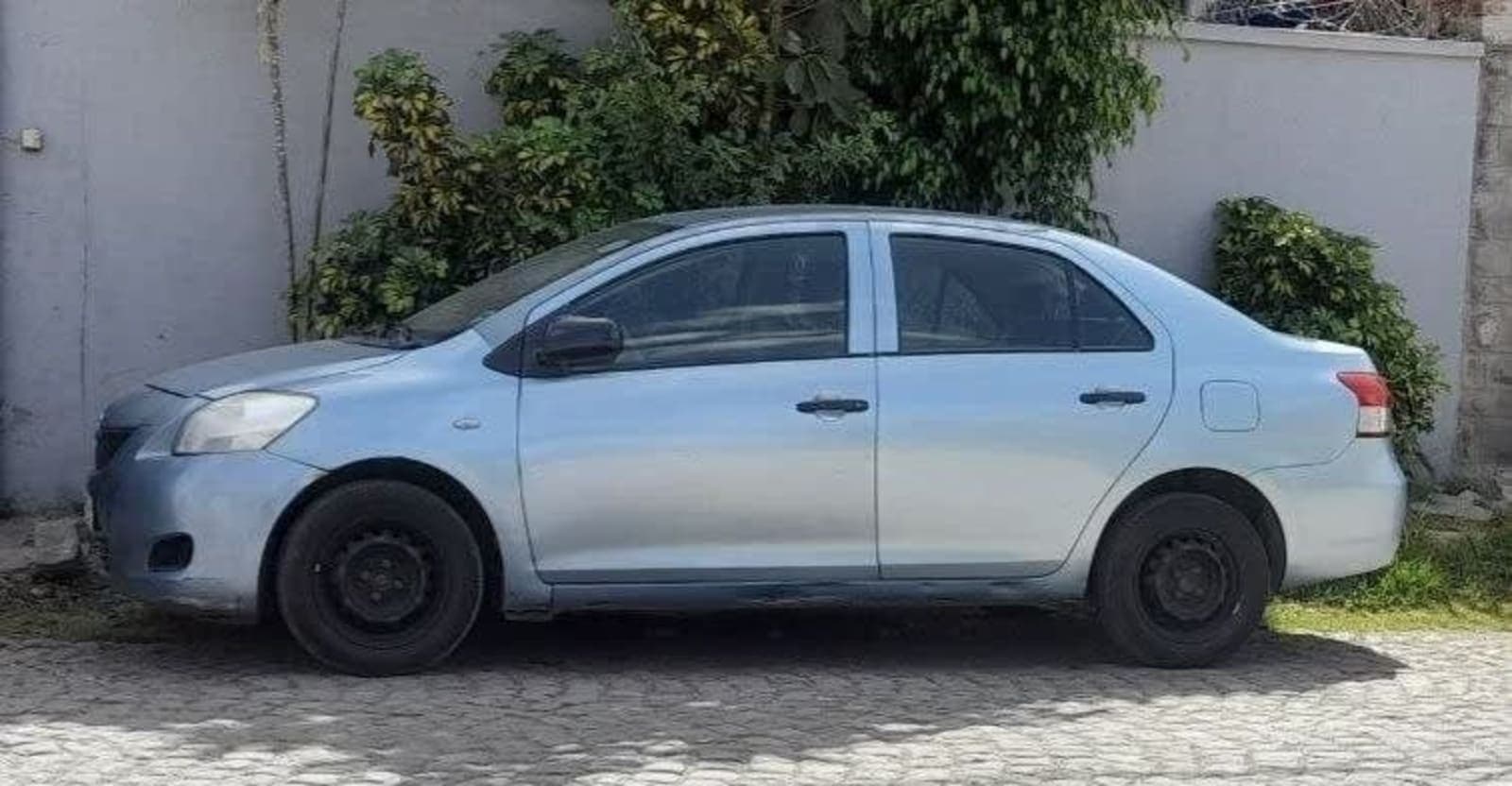 2011 Toyota Yaris Sedan — photo 4