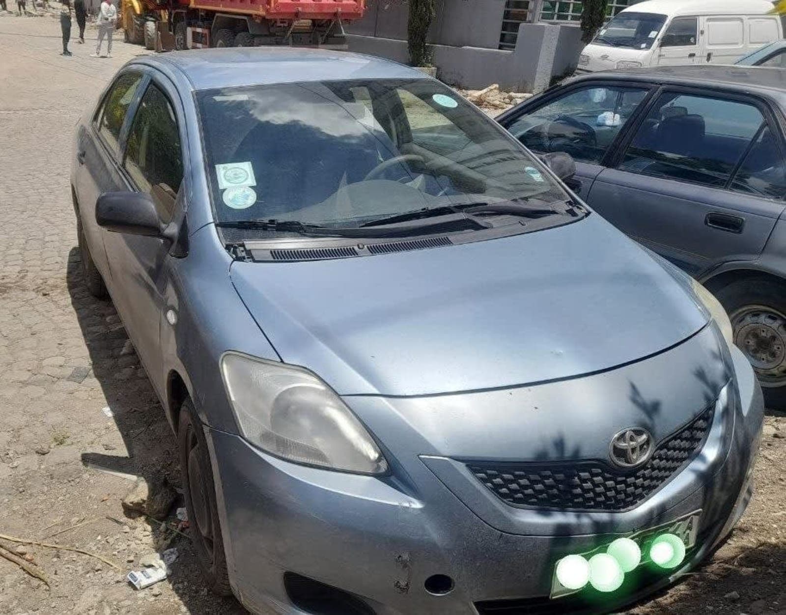 2011 Toyota Yaris Sedan — photo 5