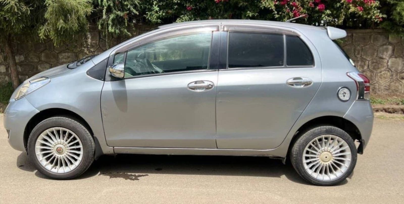 2010 Toyota Yaris kompact — photo 2