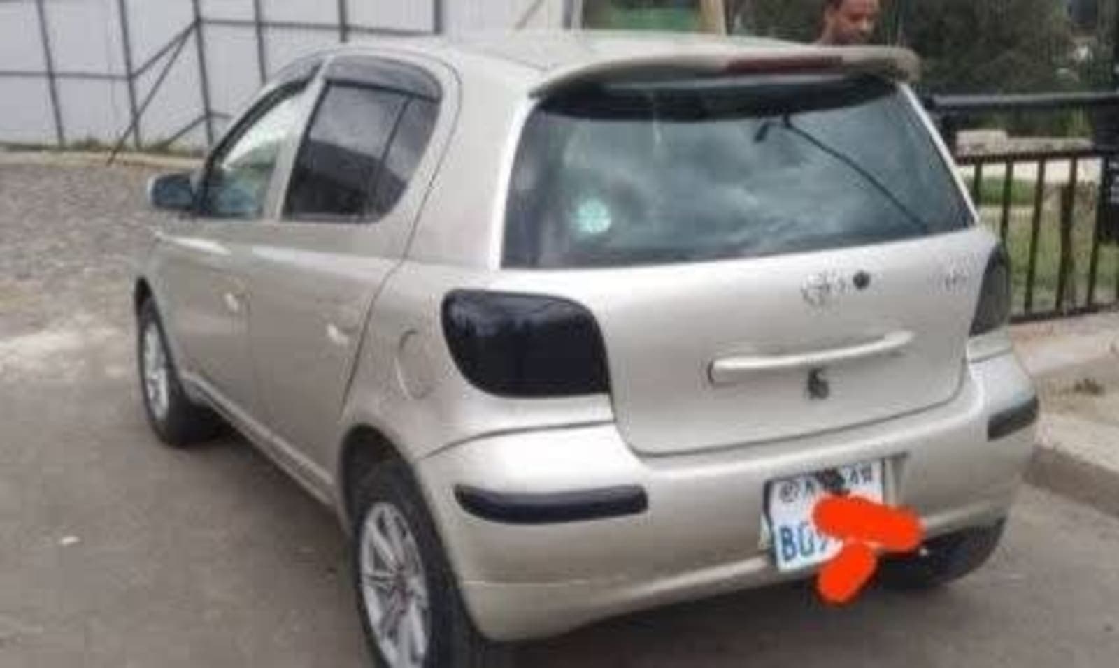 2002 Toyota Vitz — photo 2