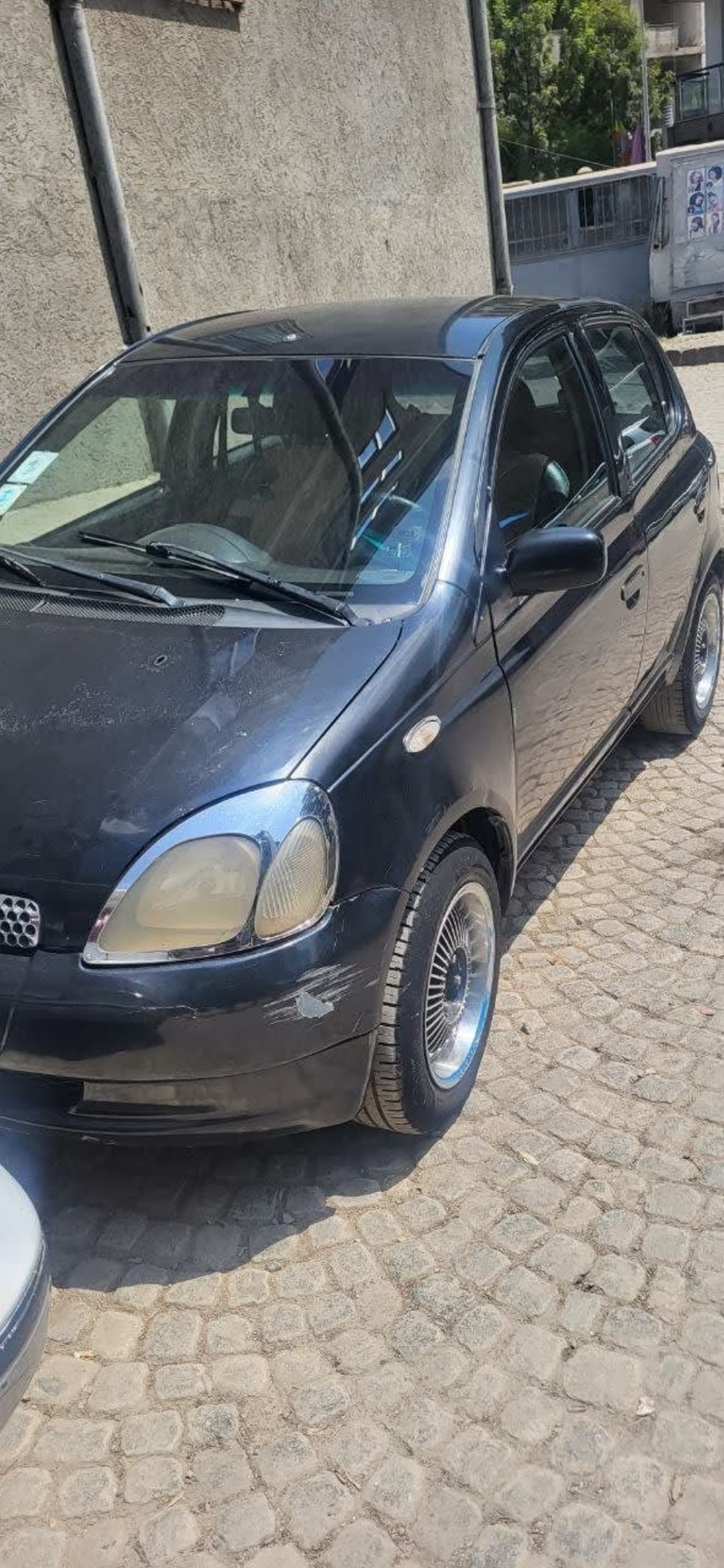 2002 Toyota Vitz — photo 1