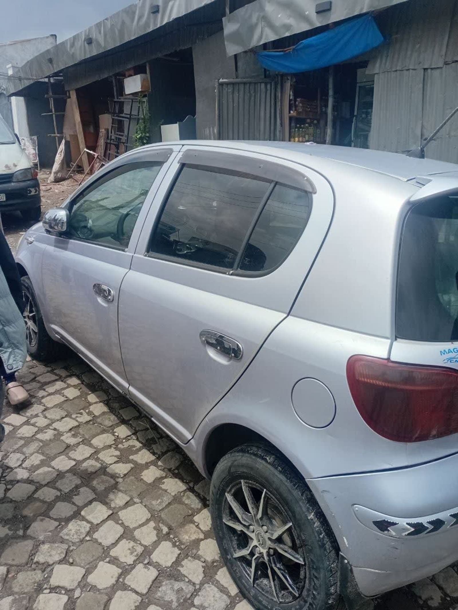 2004 Toyota Vitz — photo 1