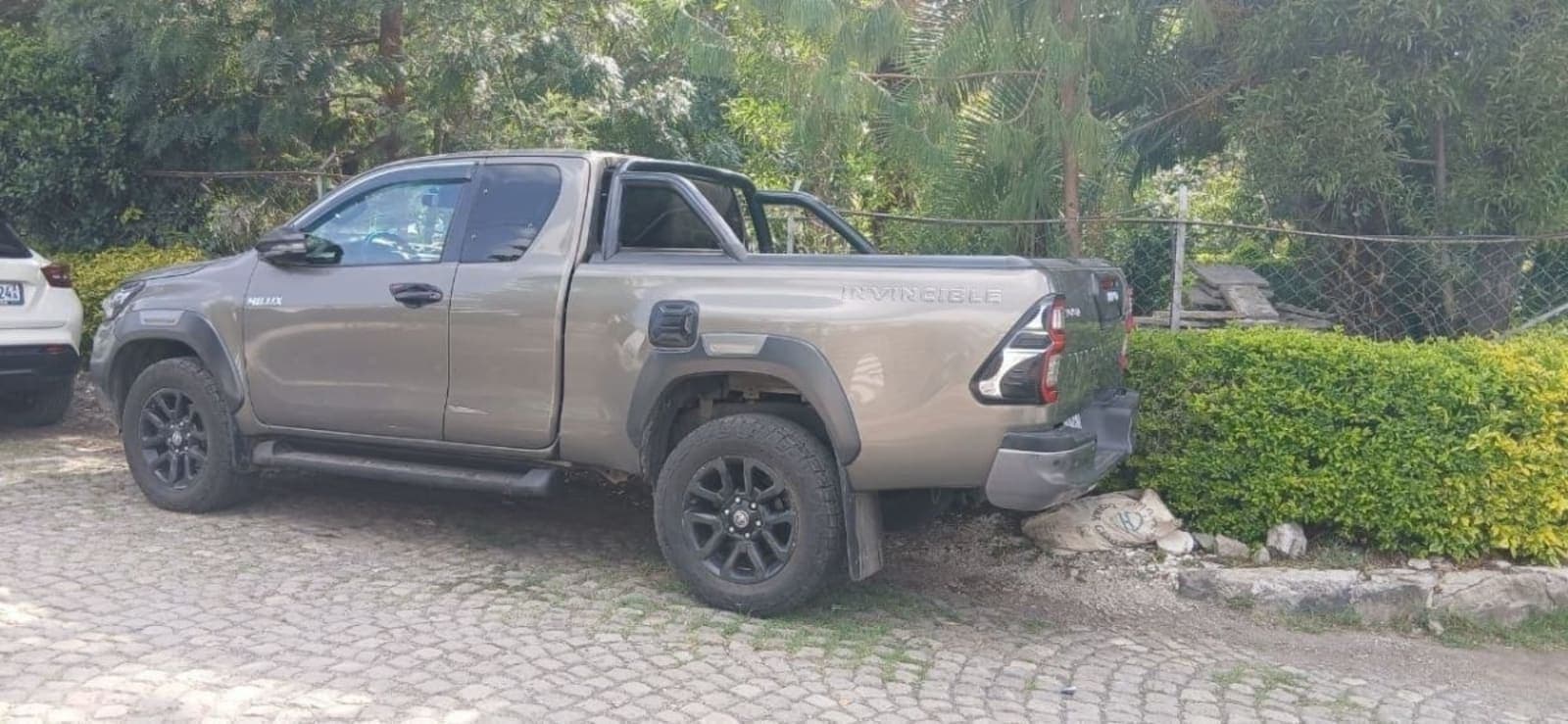 2022 Toyota Invincible King Cab โ photo 3