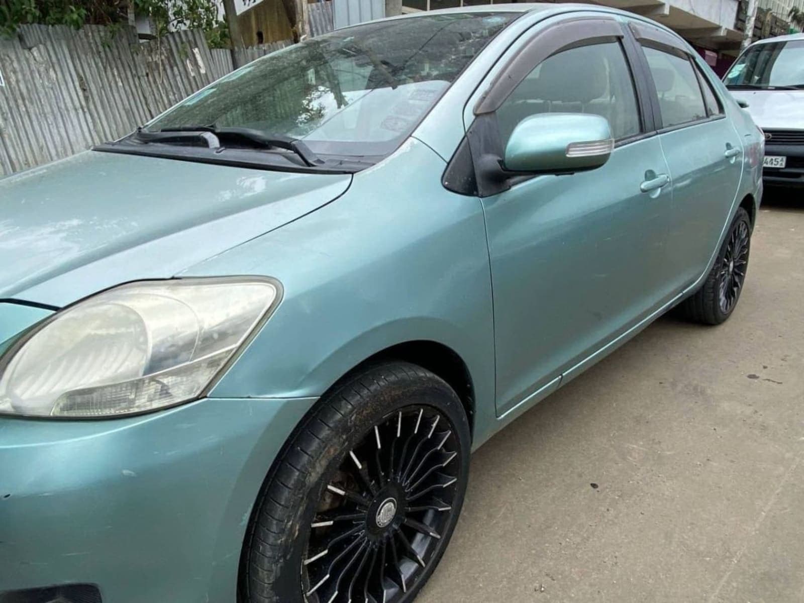 2010 Toyota Yaris Belta — photo 2