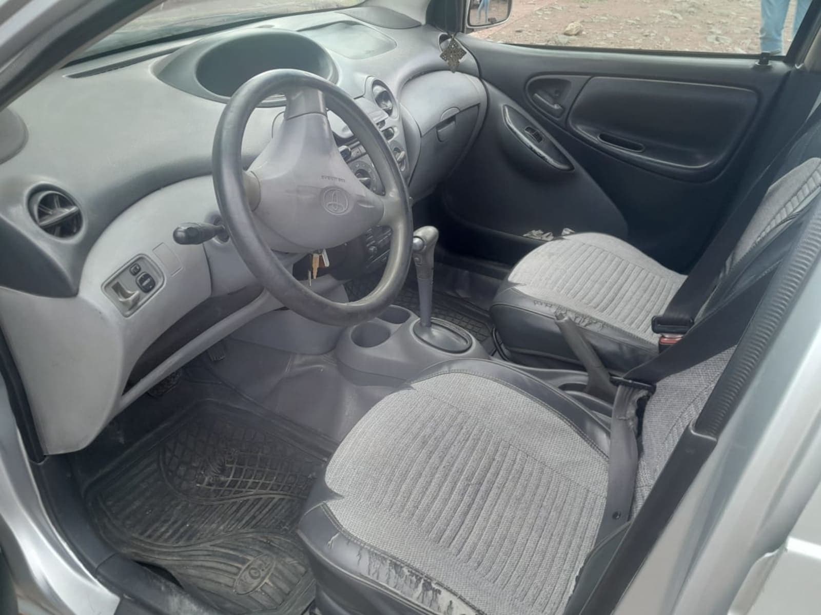 2001 Toyota Vitz — photo 2