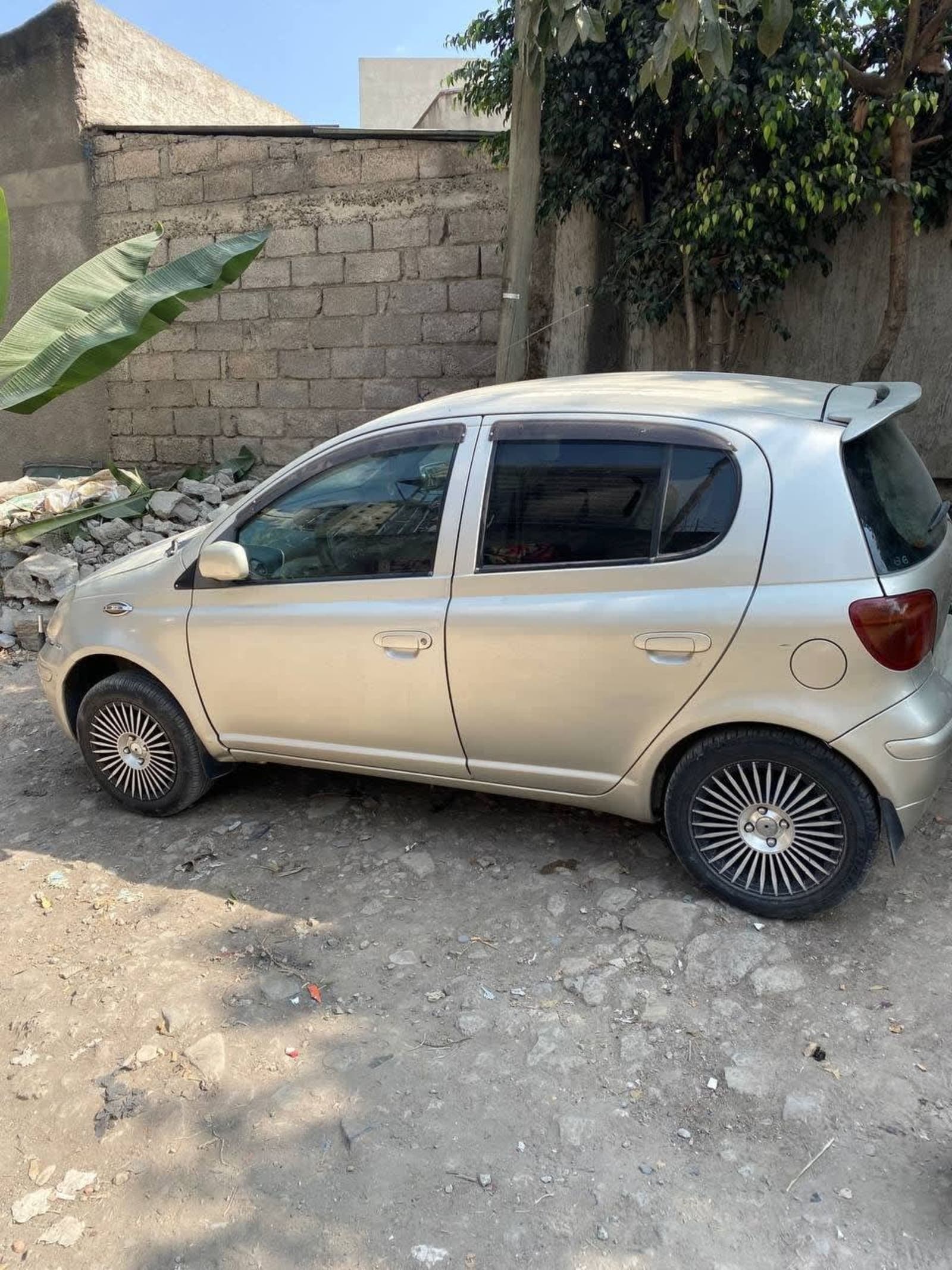 2002 Toyota Vitz — photo 1