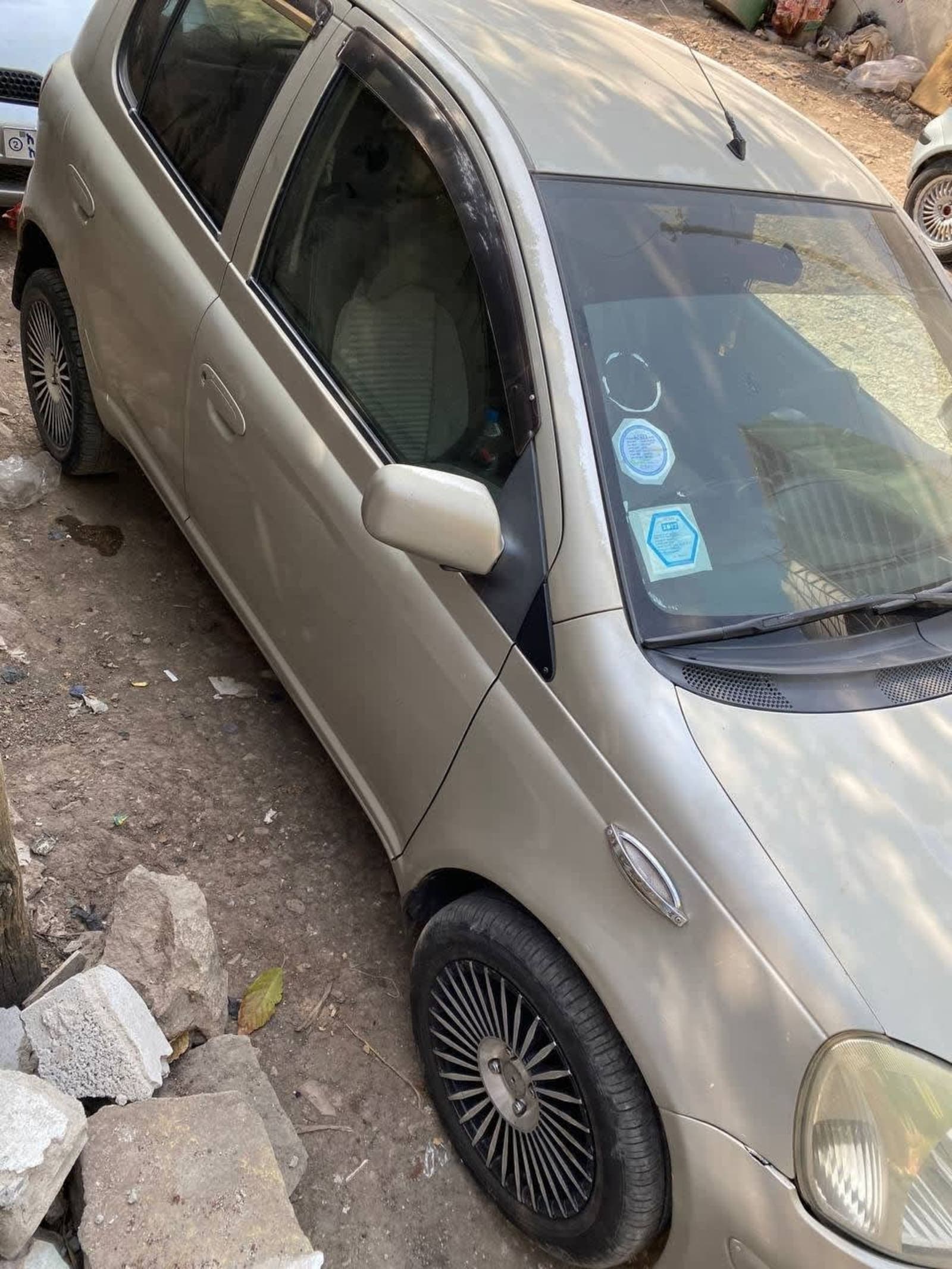 2002 Toyota Vitz — photo 2