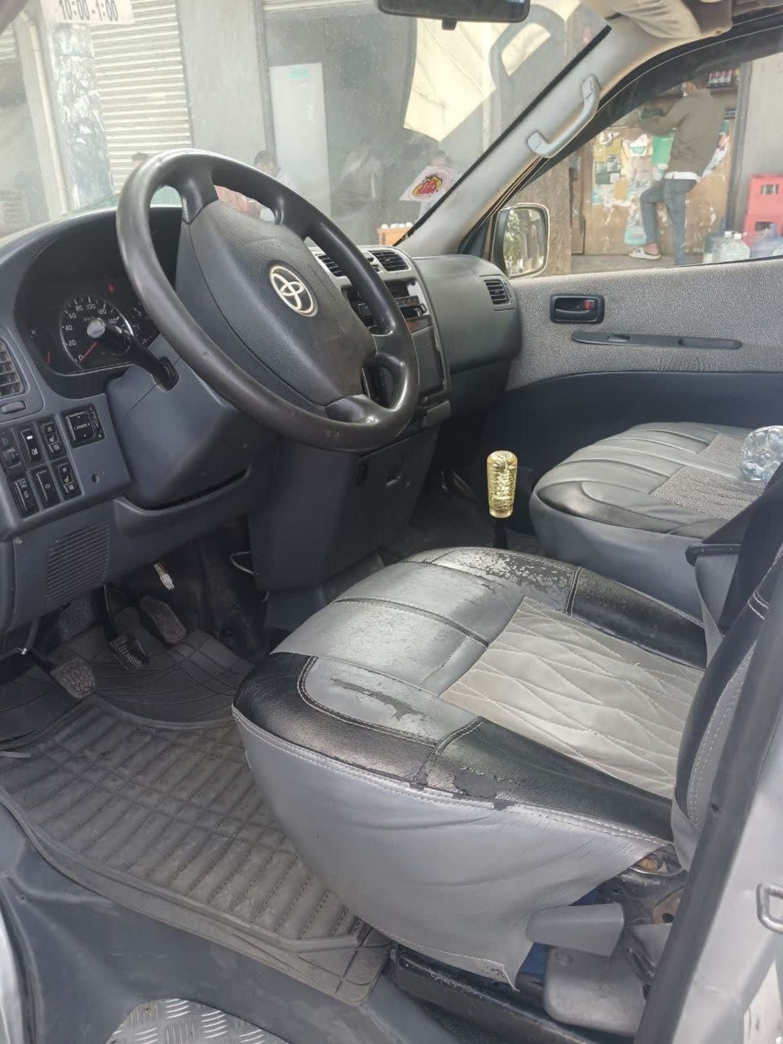 2009 Toyota Hiace Dolphin — photo 4