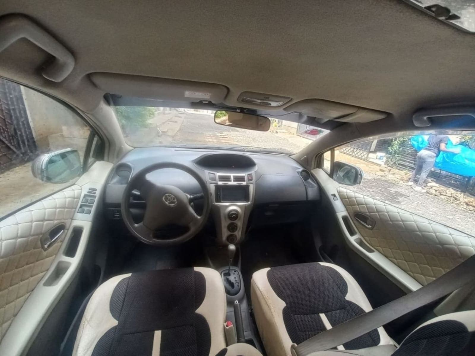 2008 Toyota Yaris Compact — photo 2