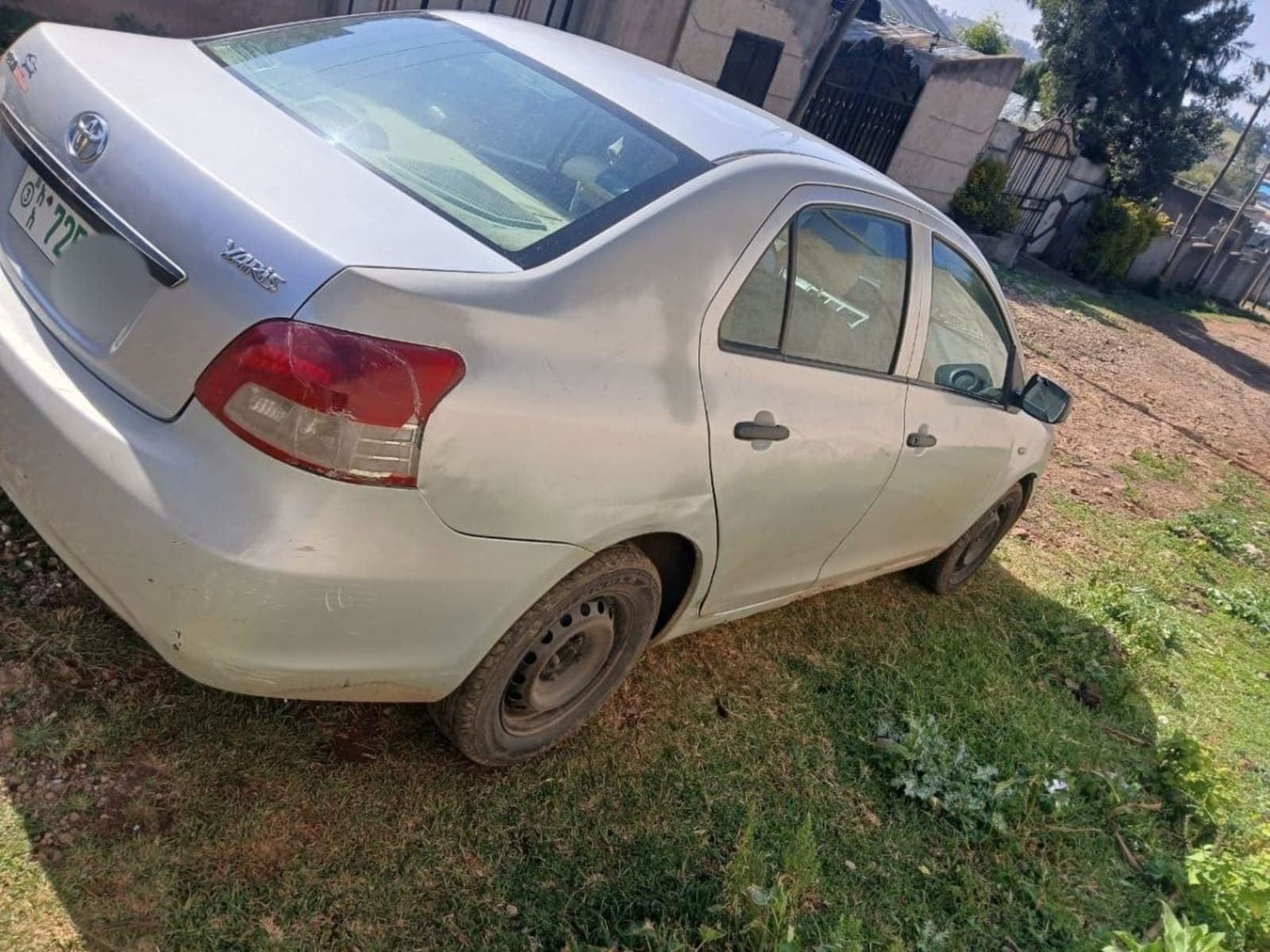2011 Toyota Yaris sedan — photo 3