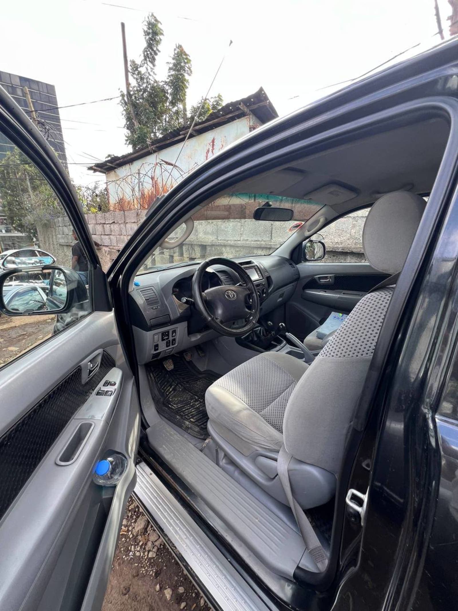 2010 Toyota Hilux Single Cab โ photo 2