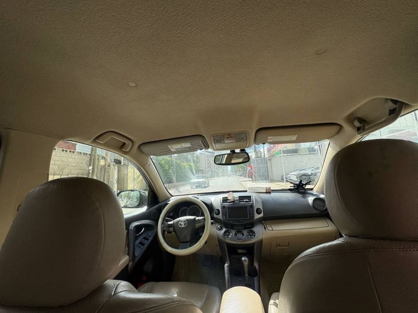 2010 Toyota Rav4 — photo 2