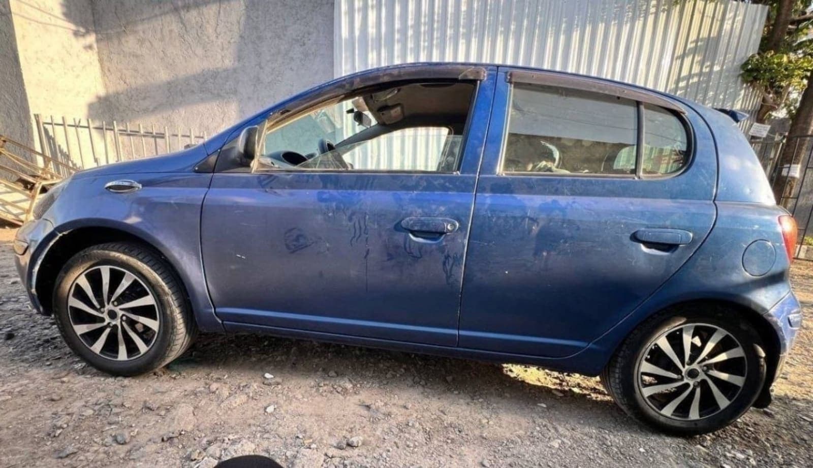 2002 Toyota Vitz — photo 2