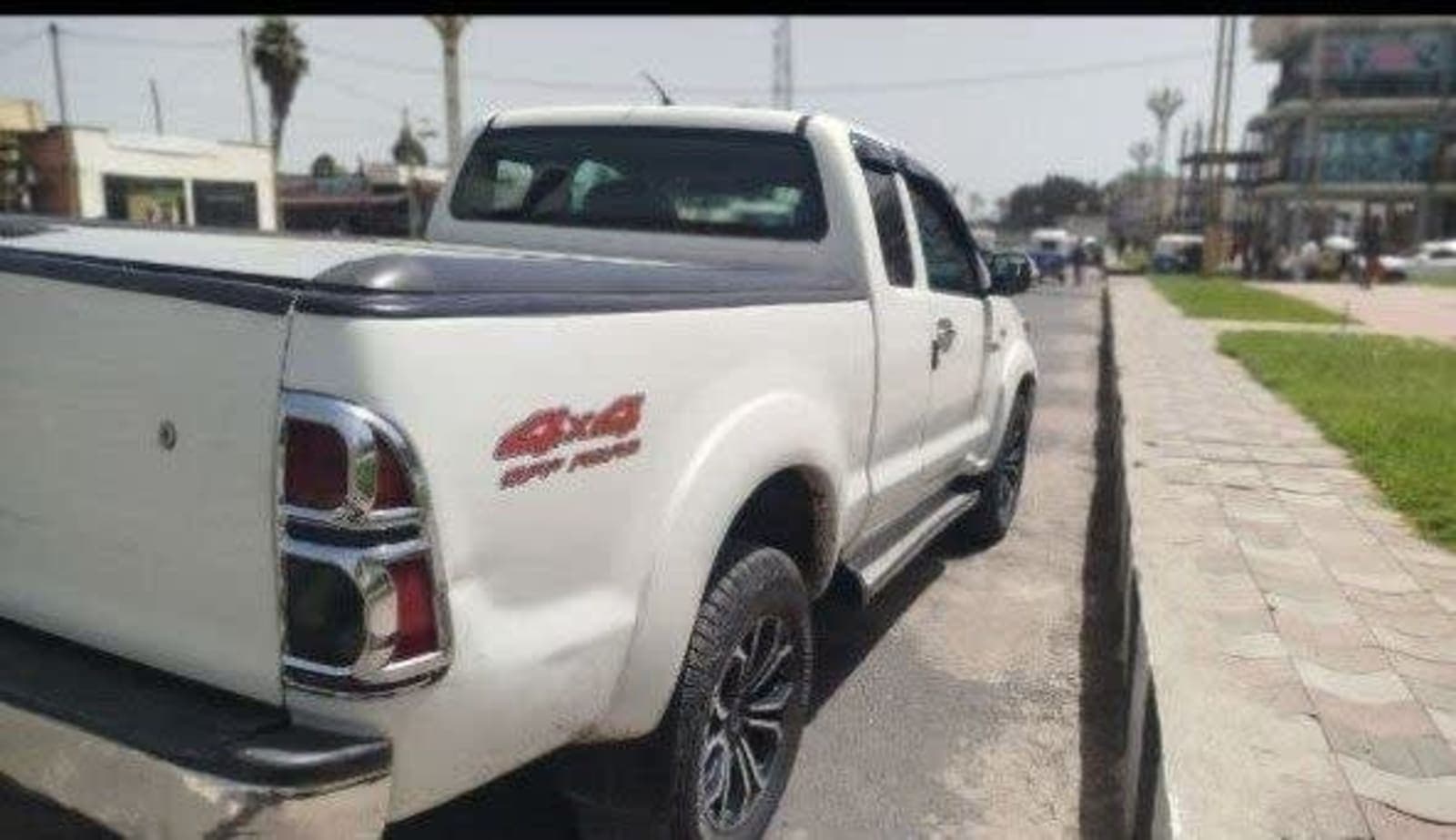 2012 Toyota Hilux Extra Cab — photo 1