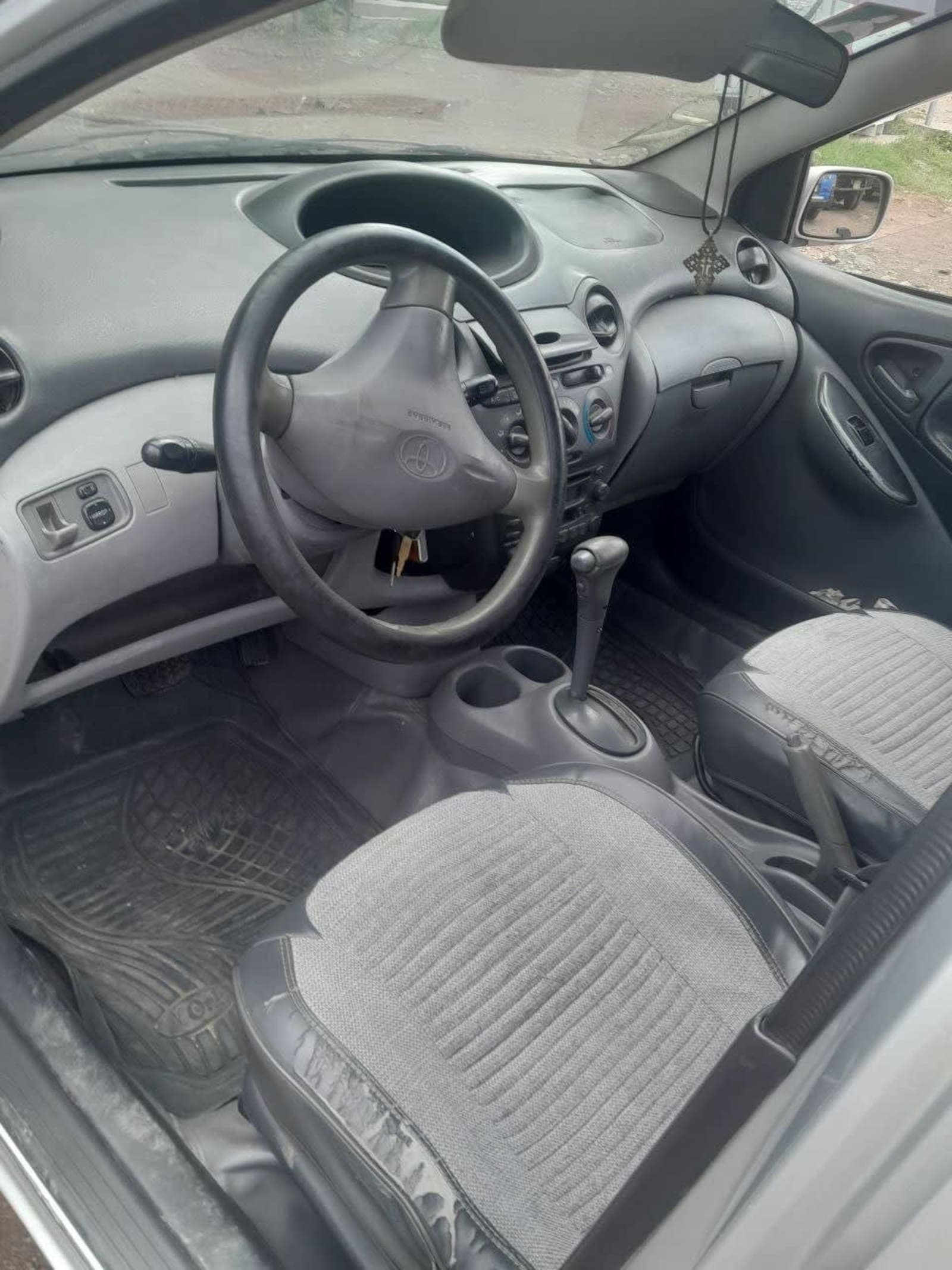 2001 Toyota Vitz — photo 4