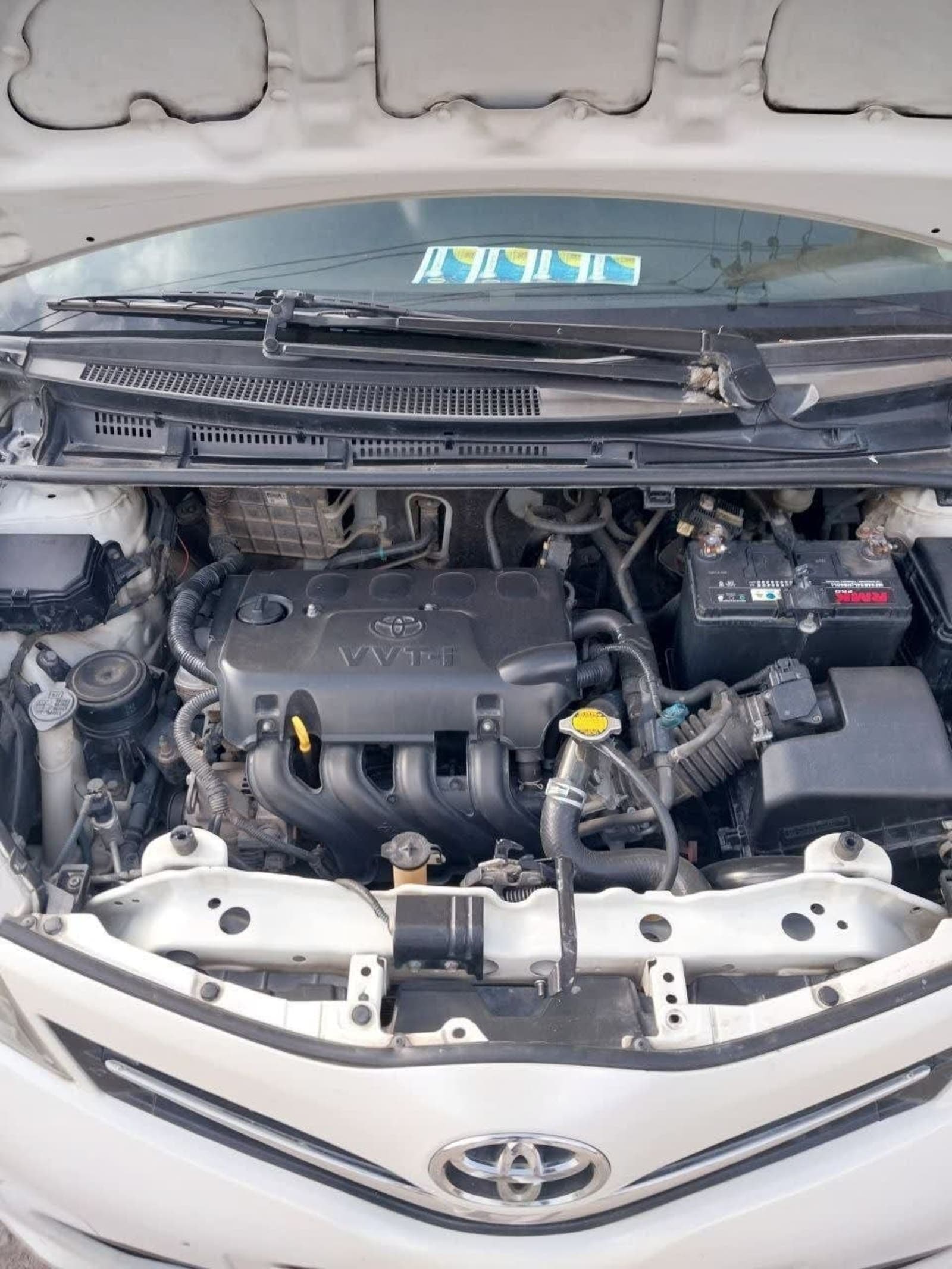 2014 Toyota Yaris Compact — photo 2