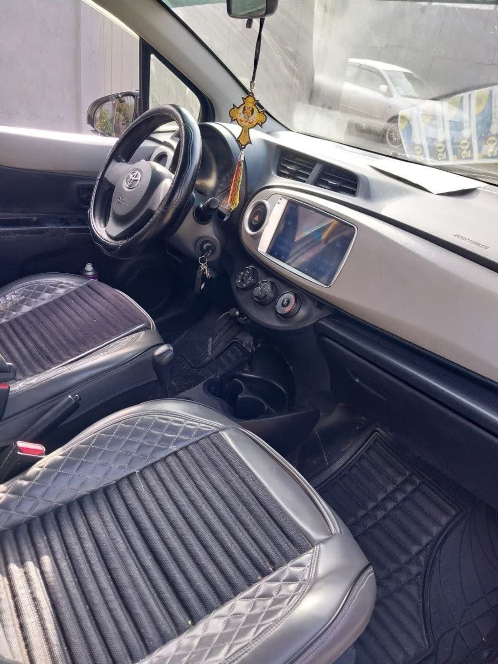 2014 Toyota Yaris Compact — photo 3