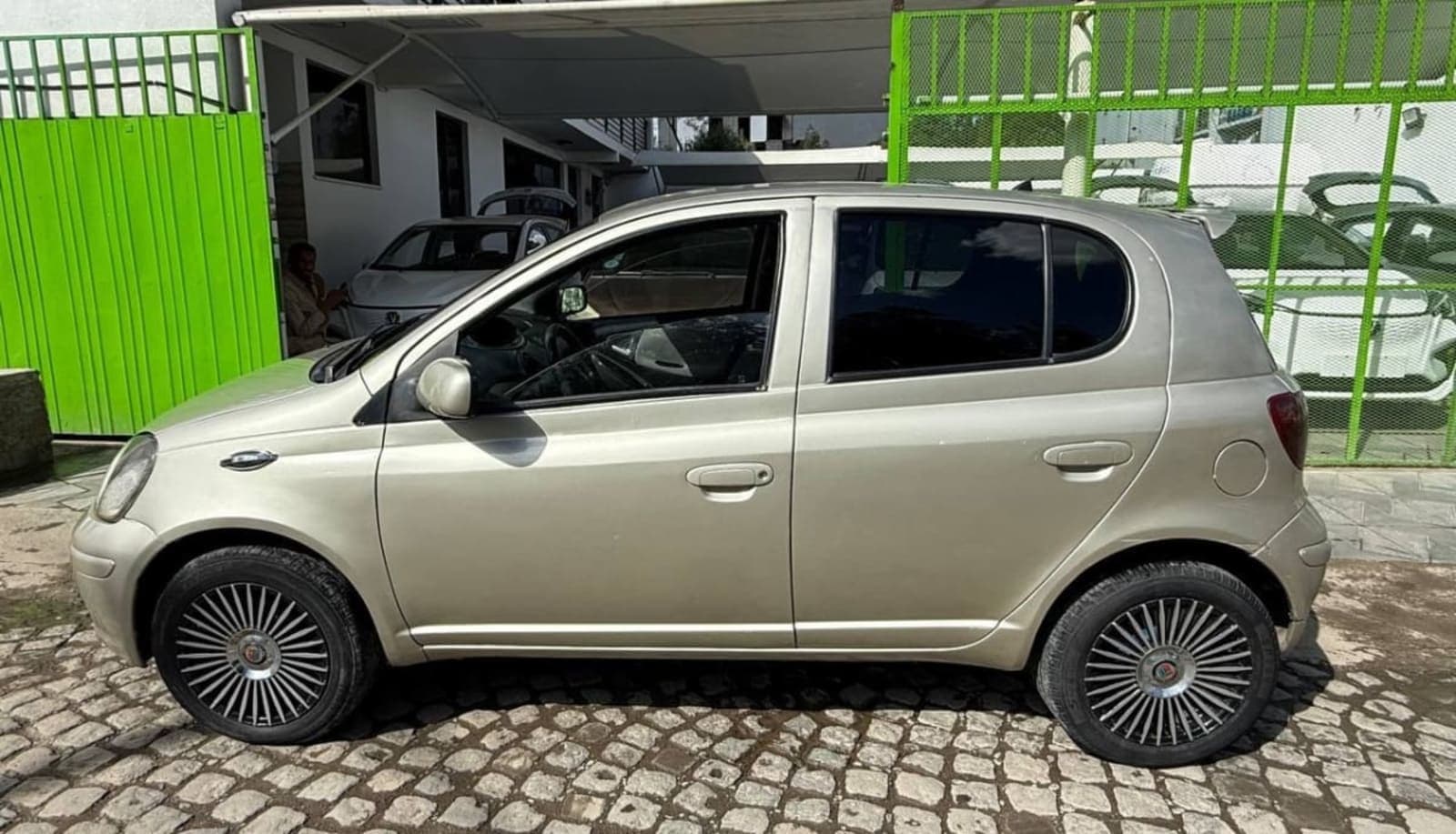 2004 TOYOTA VITZ — photo 5