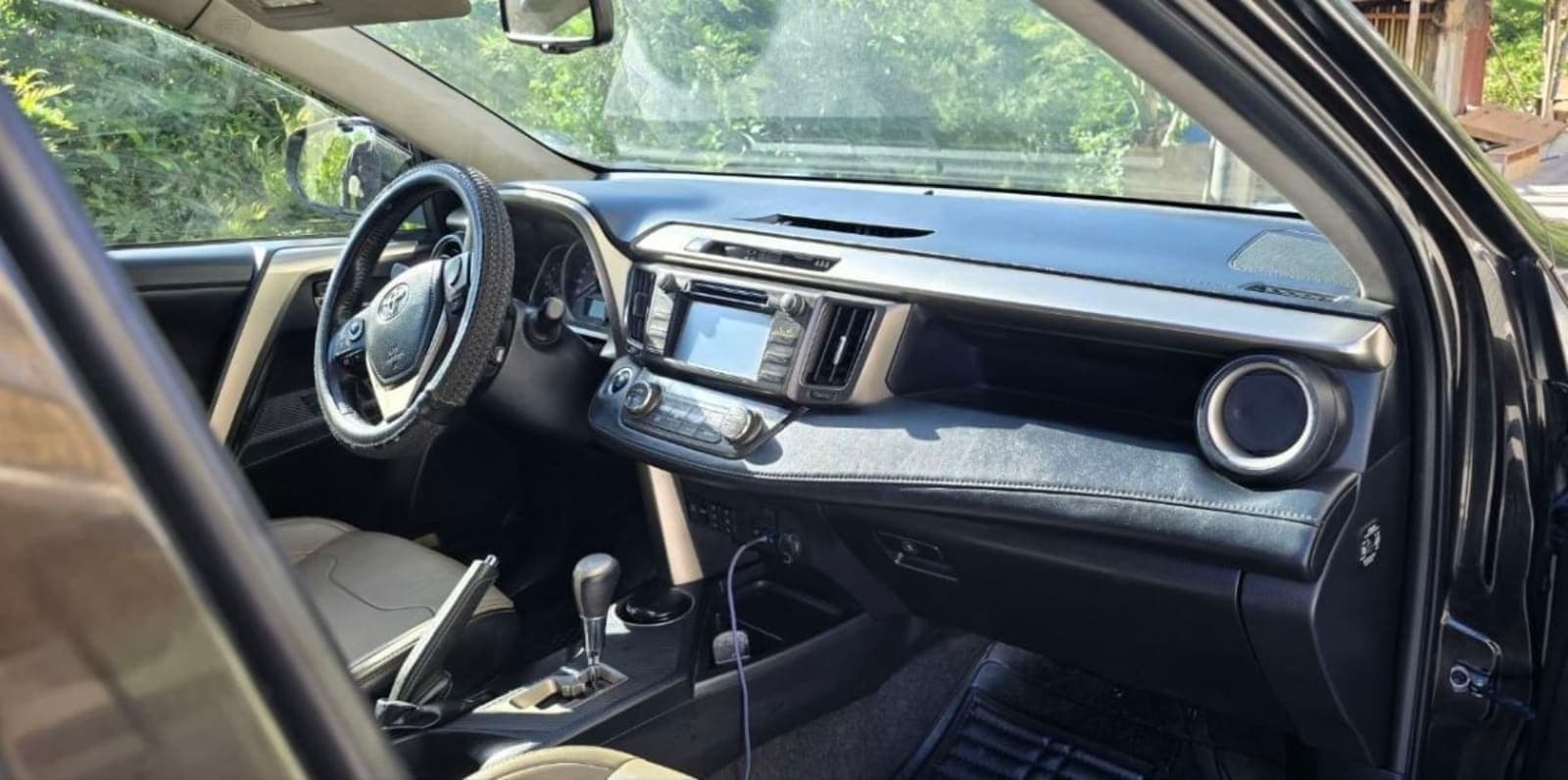 2015 Toyota RAV4 — photo 2