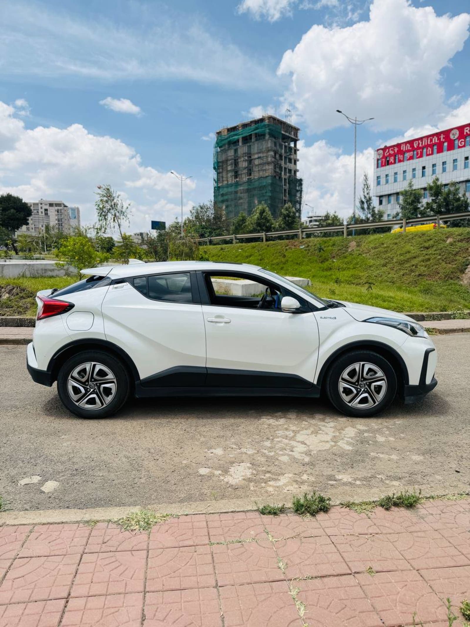 2022 TOYOTA CHR EV — photo 4