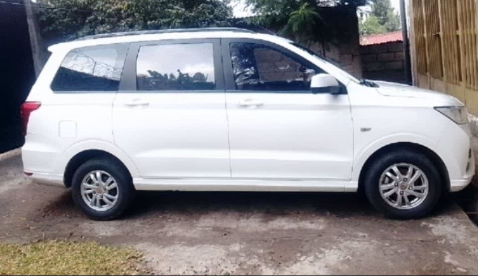 2023 Wuling Hongguang S — photo 2