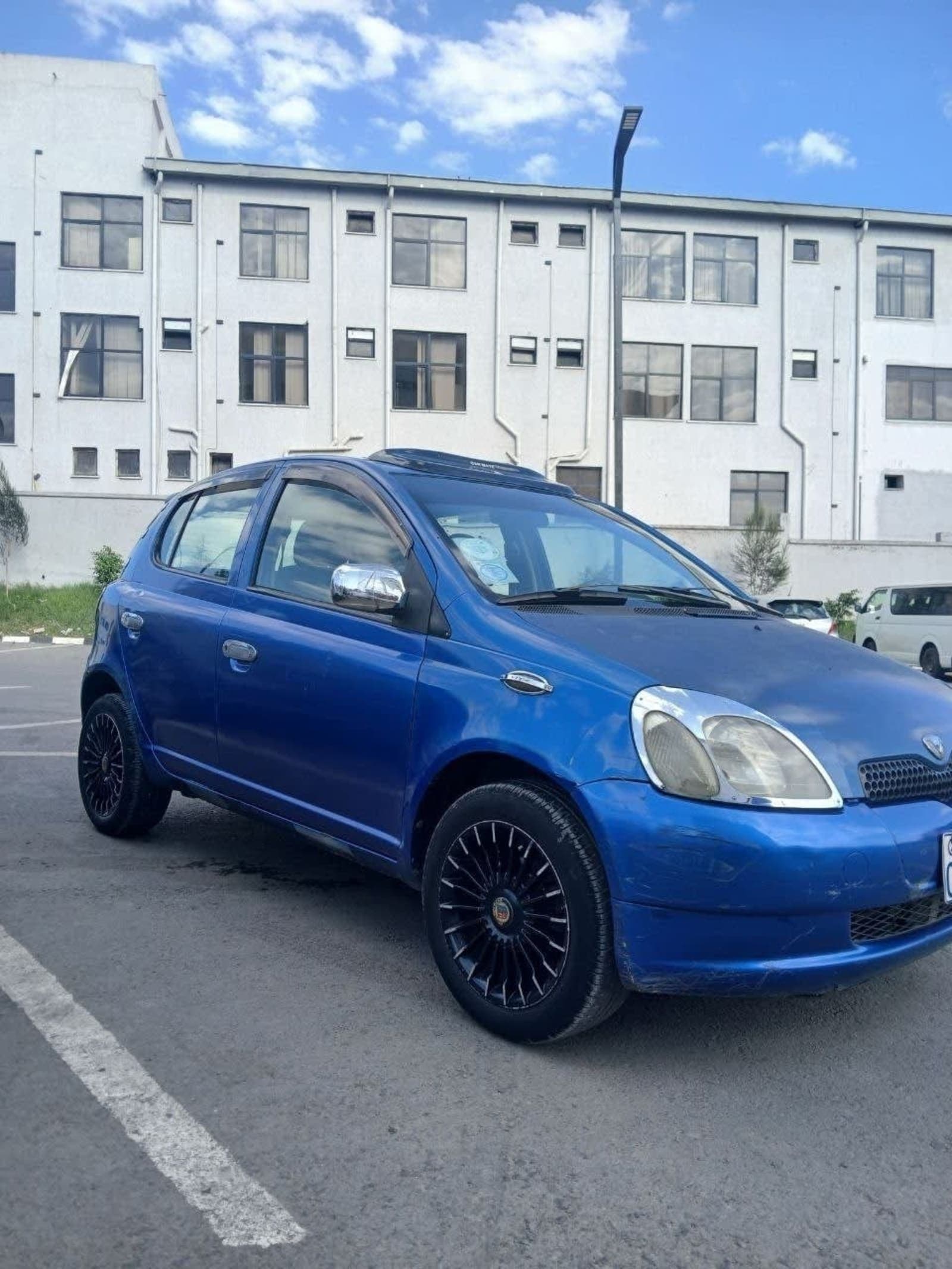 2001 Toyota Vitz — photo 2
