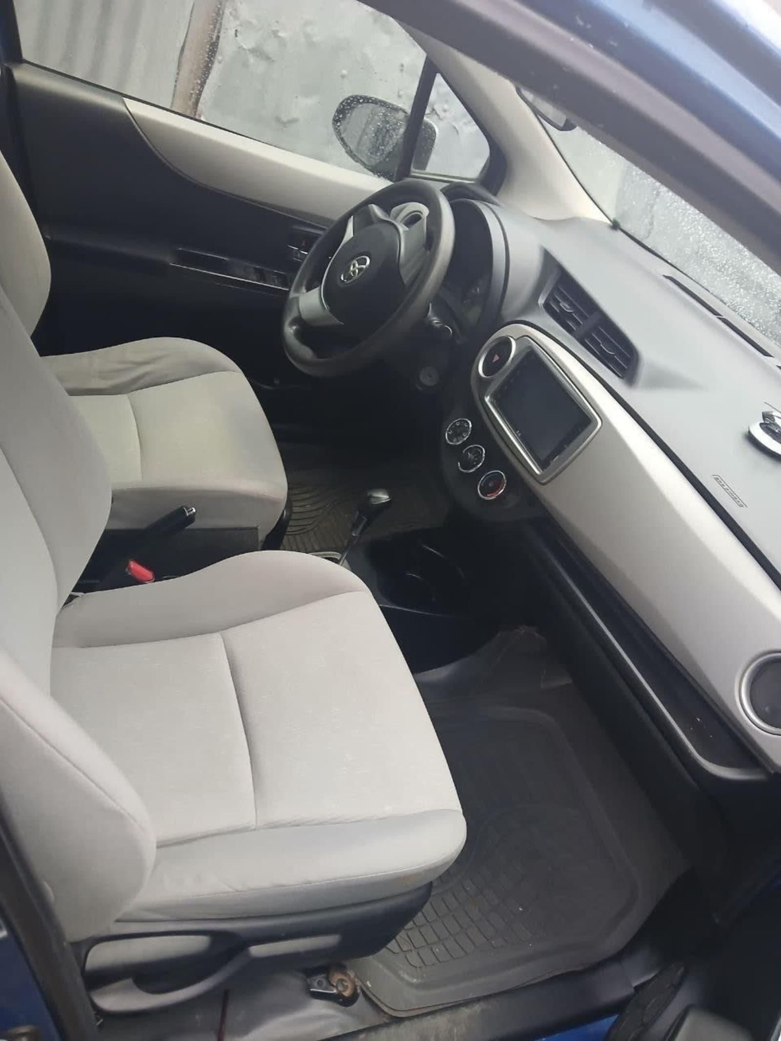 2012 Toyota Yaris Compact — photo 3