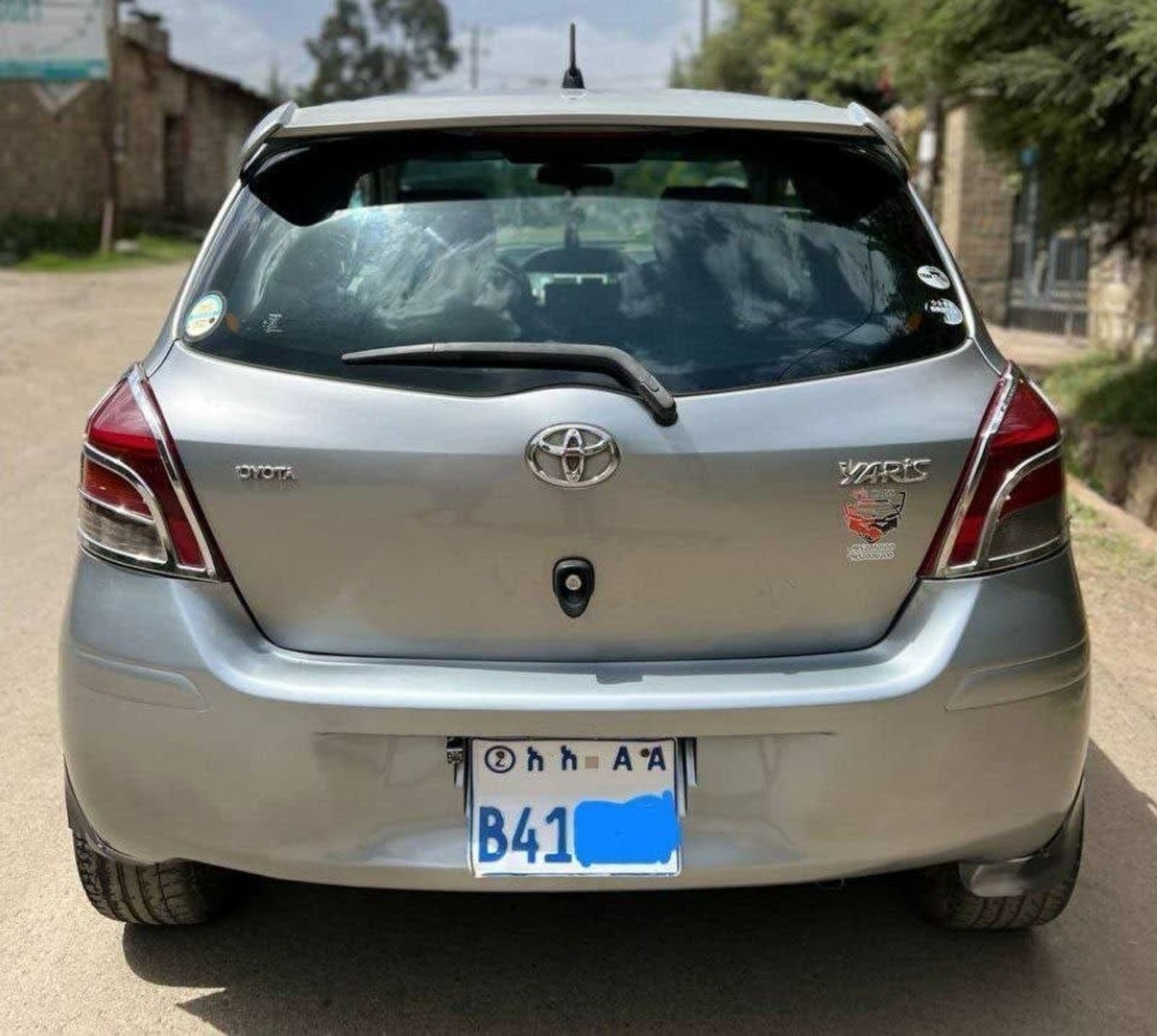 2010 Toyota Yaris Compact — photo 2