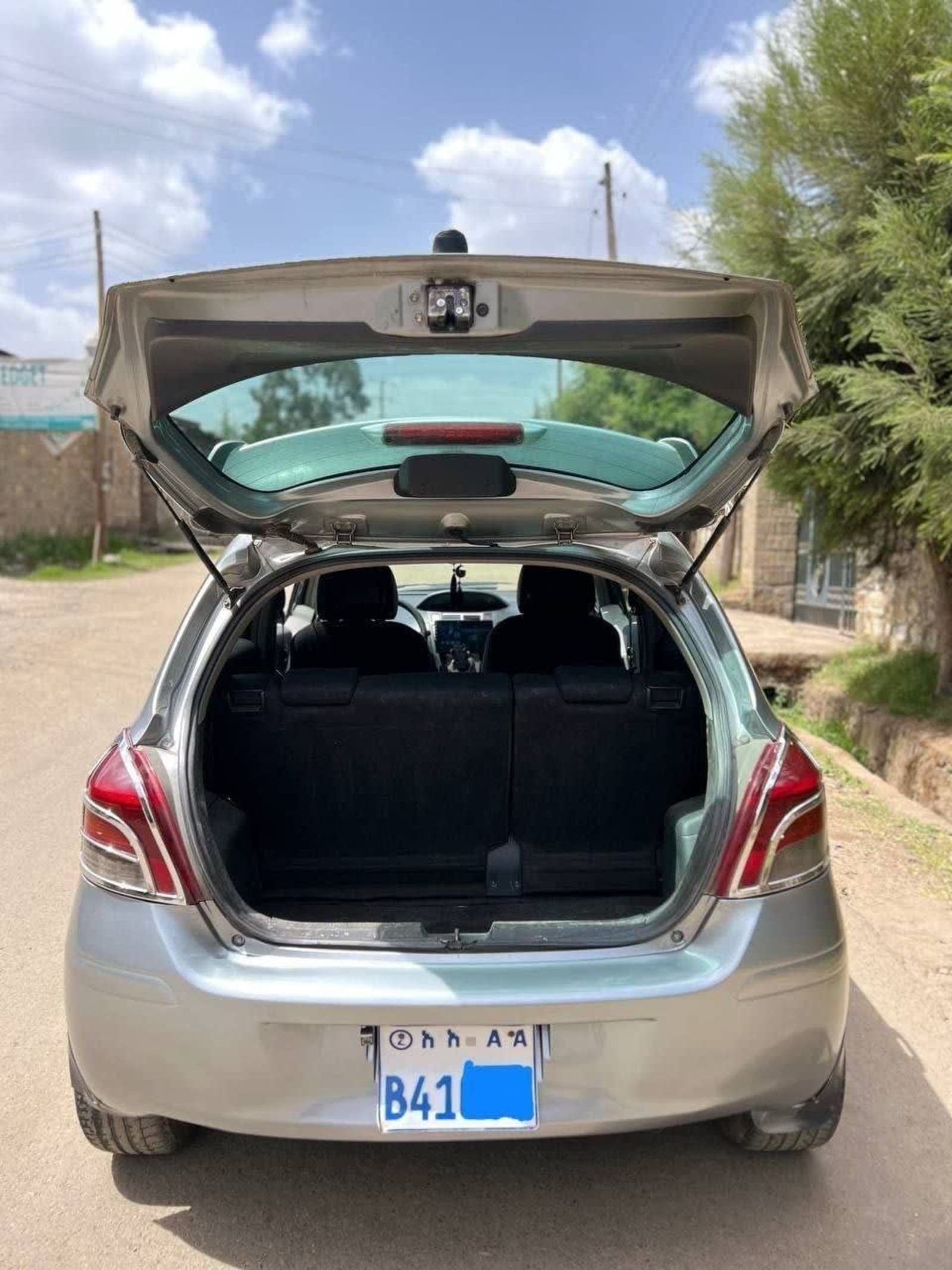 2010 Toyota Yaris Compact — photo 3