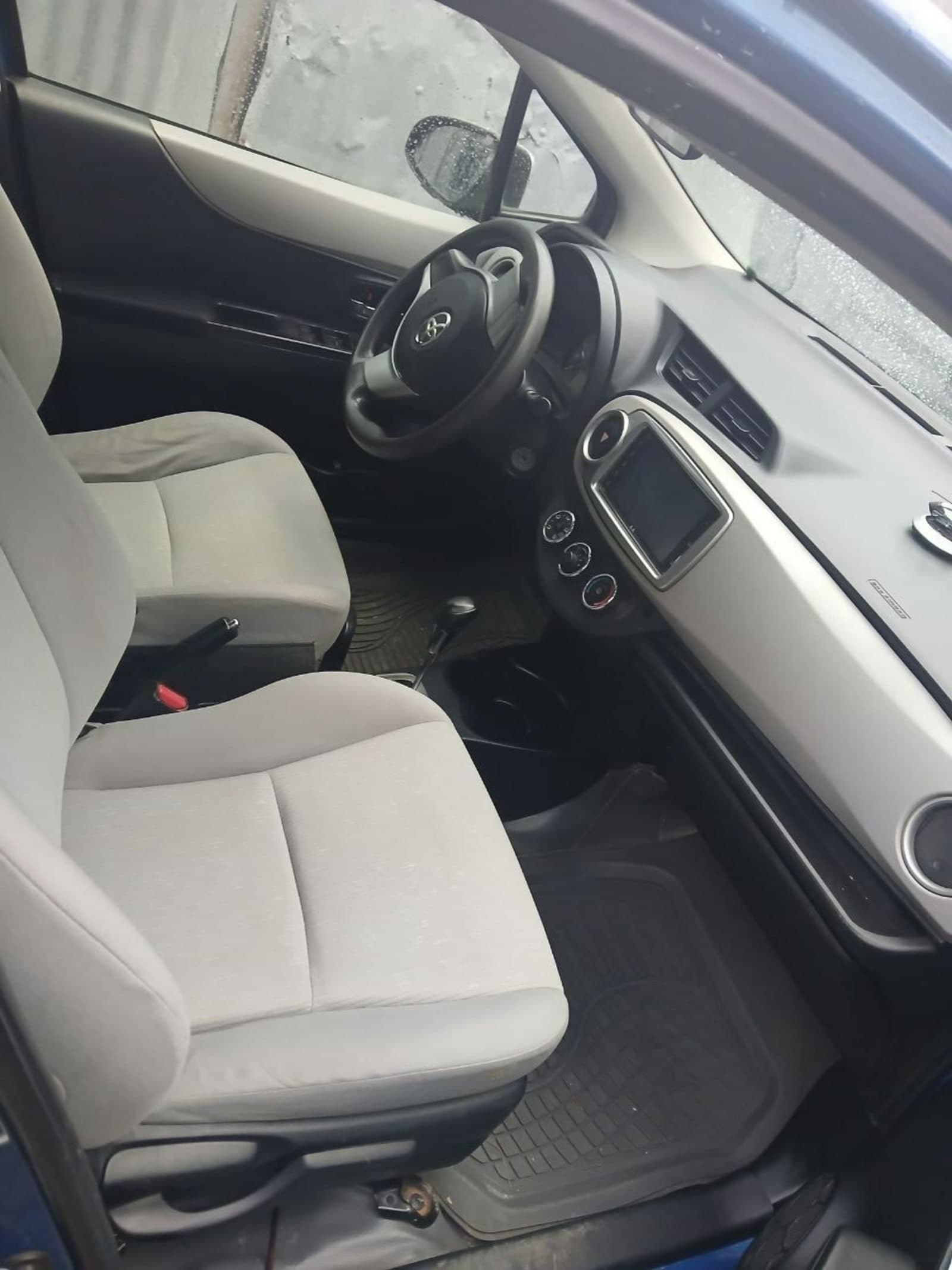 2012 Toyota Yaris Compact — photo 3