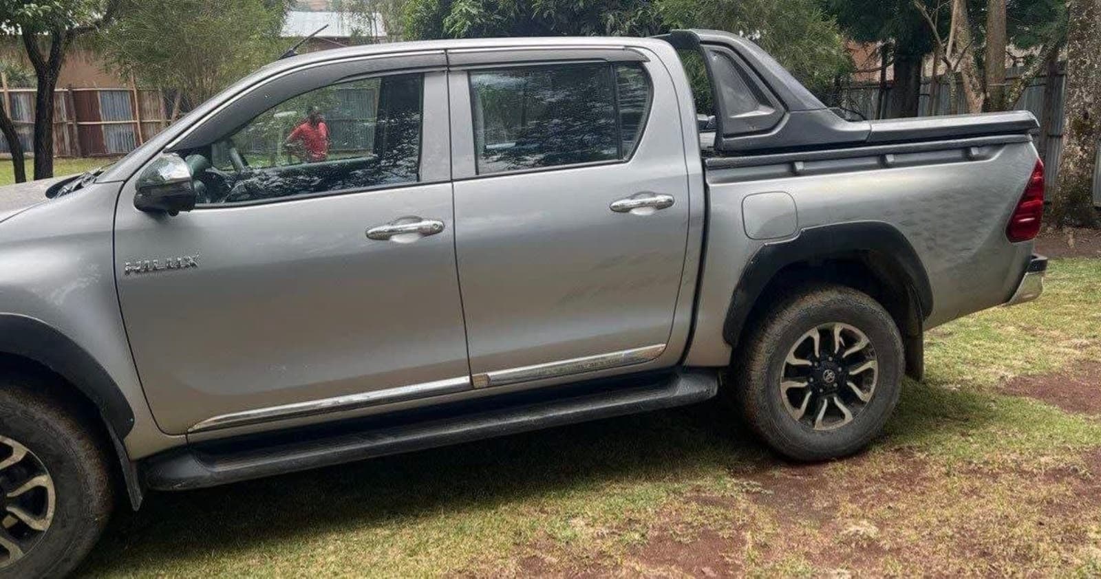 2021 Toyota Hilux Invincible — photo 2