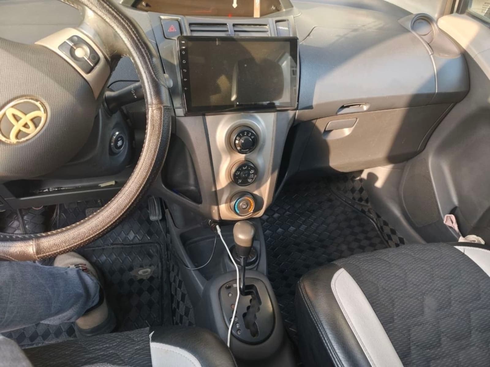 2010 Toyota Yaris Compact — photo 1