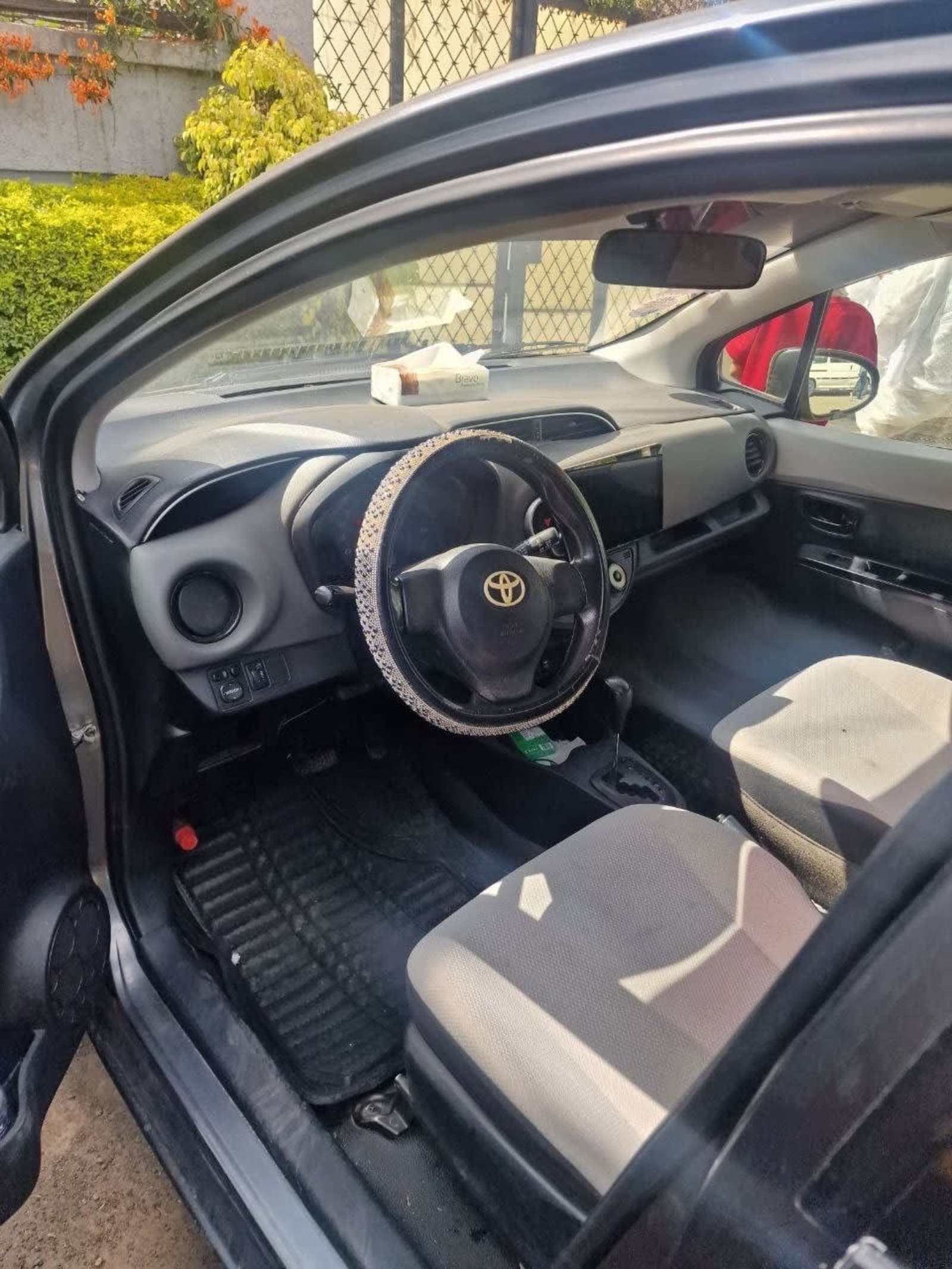 2012 Toyota Yaris — photo 4