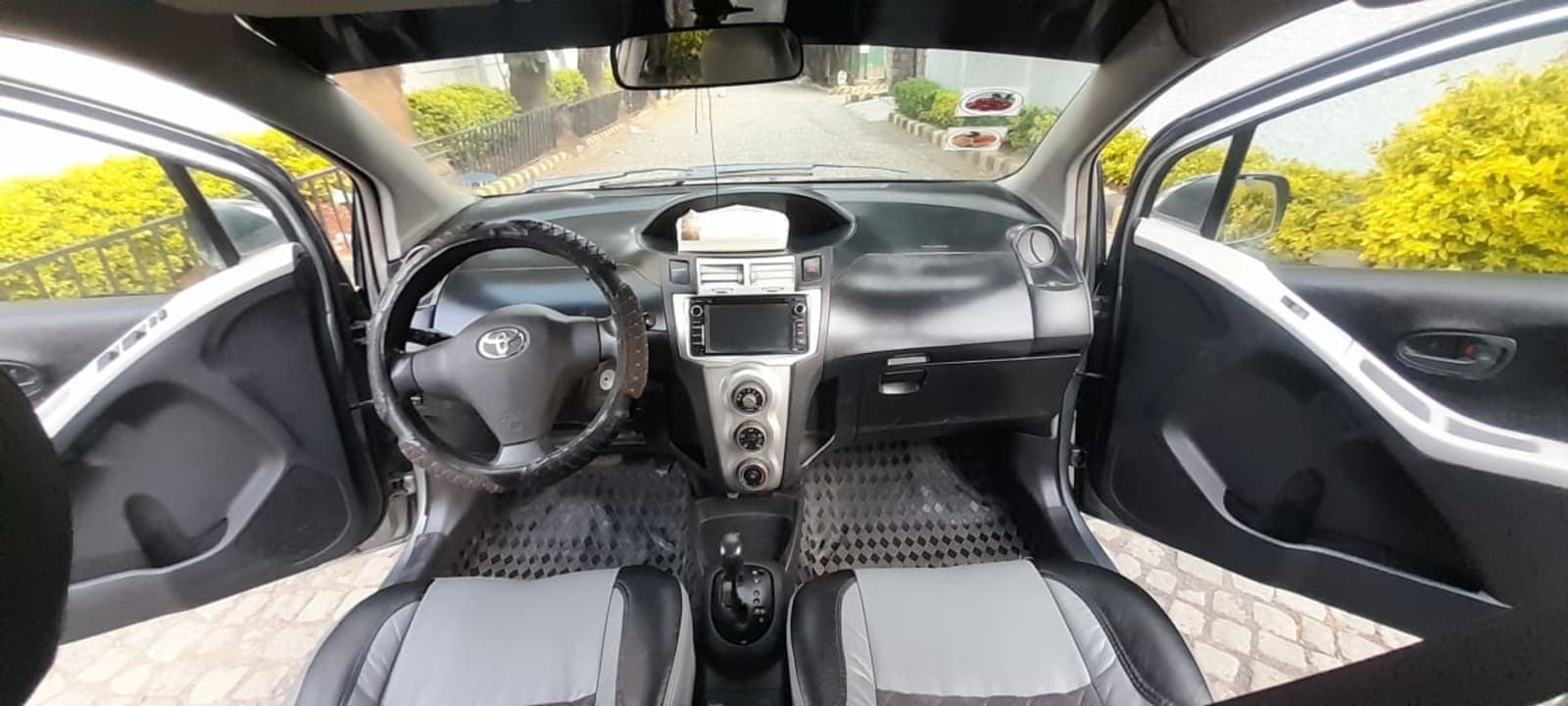 2007 Toyota Yaris Compact — photo 2