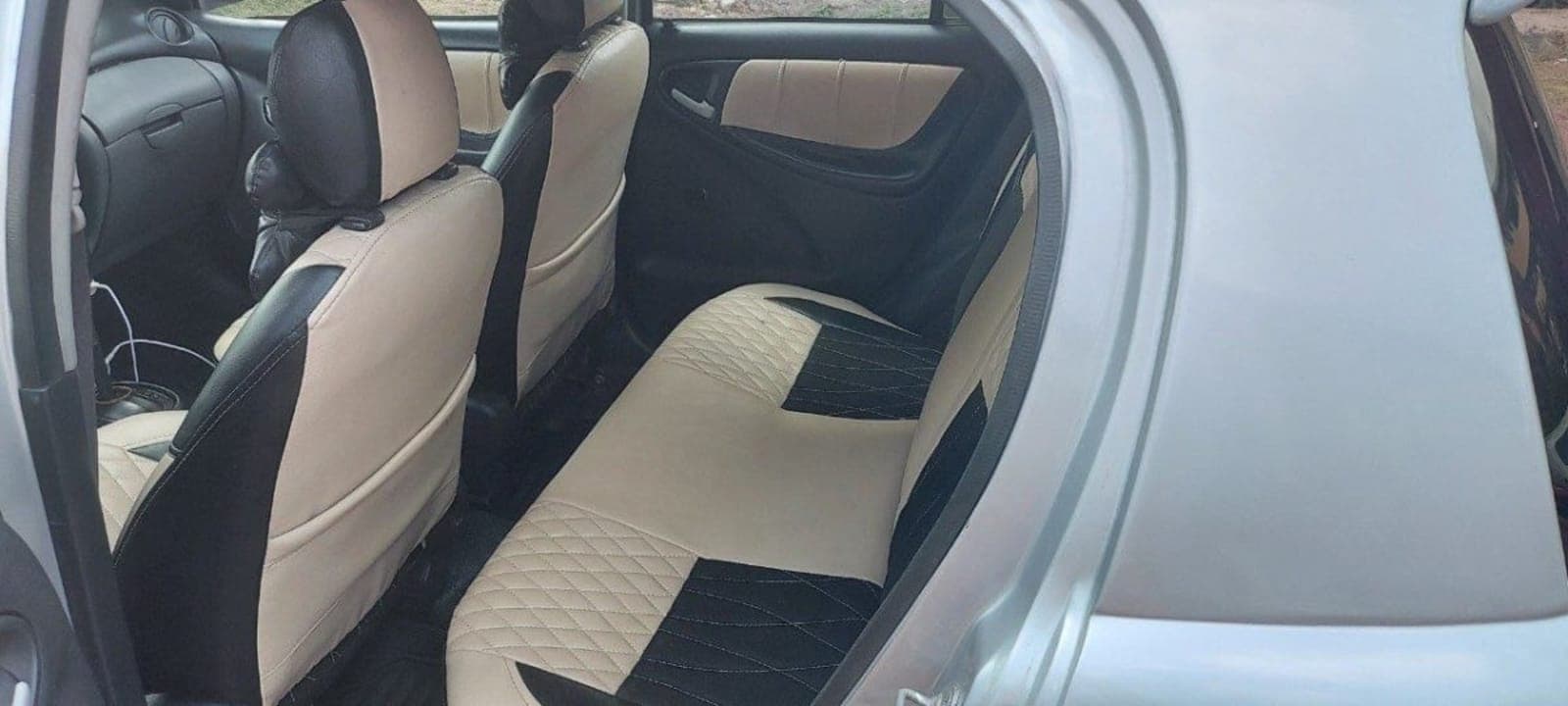 2004 Toyota Vitz — photo 1