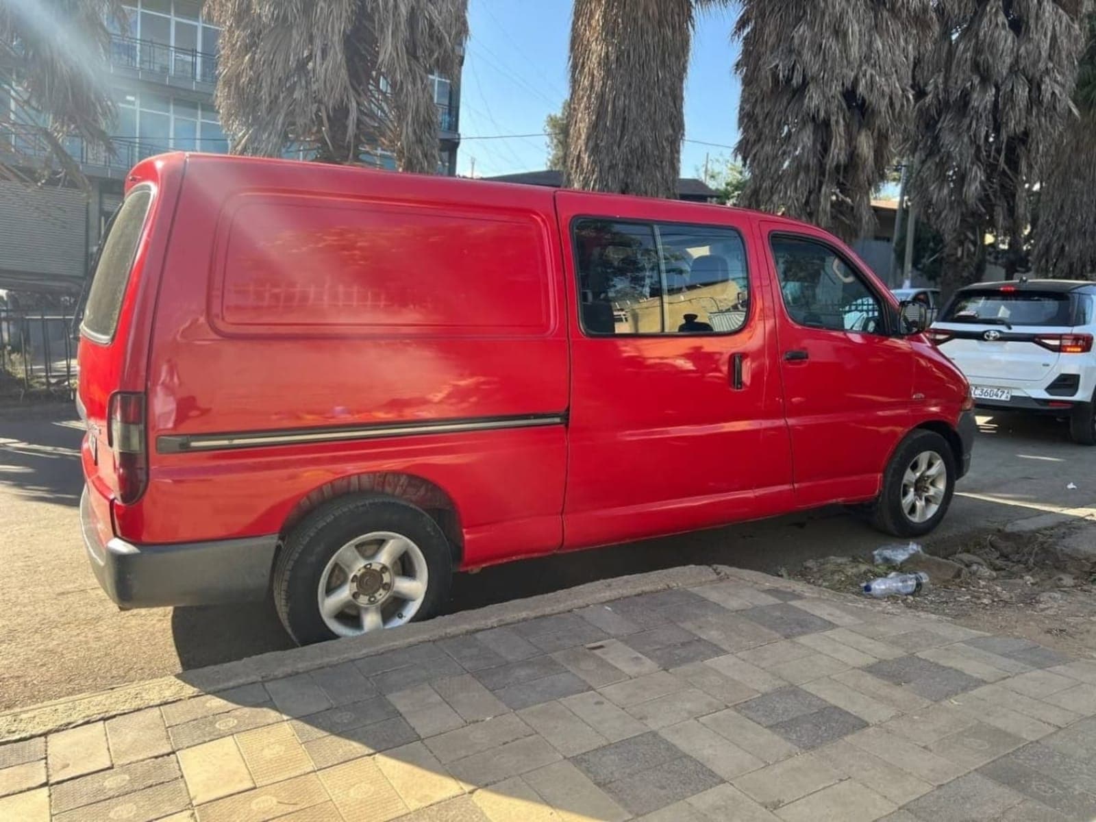 Toyota Hiace half van — photo 3