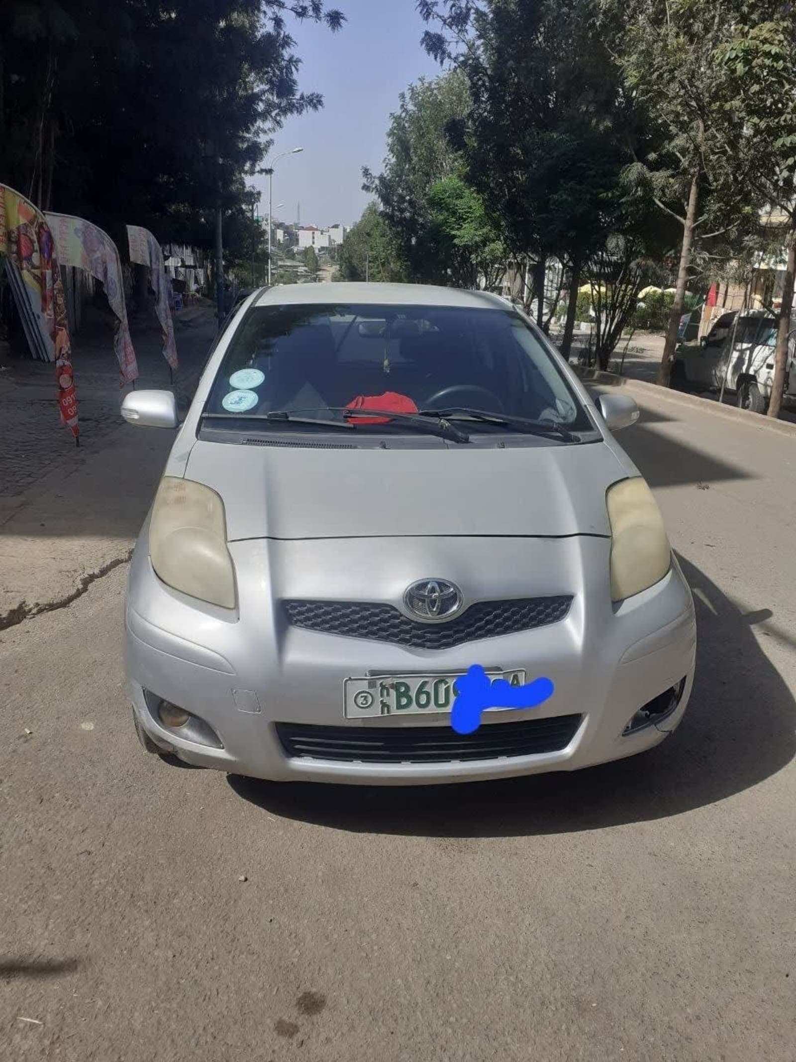 2010 Toyota Yaris Compact — photo 4