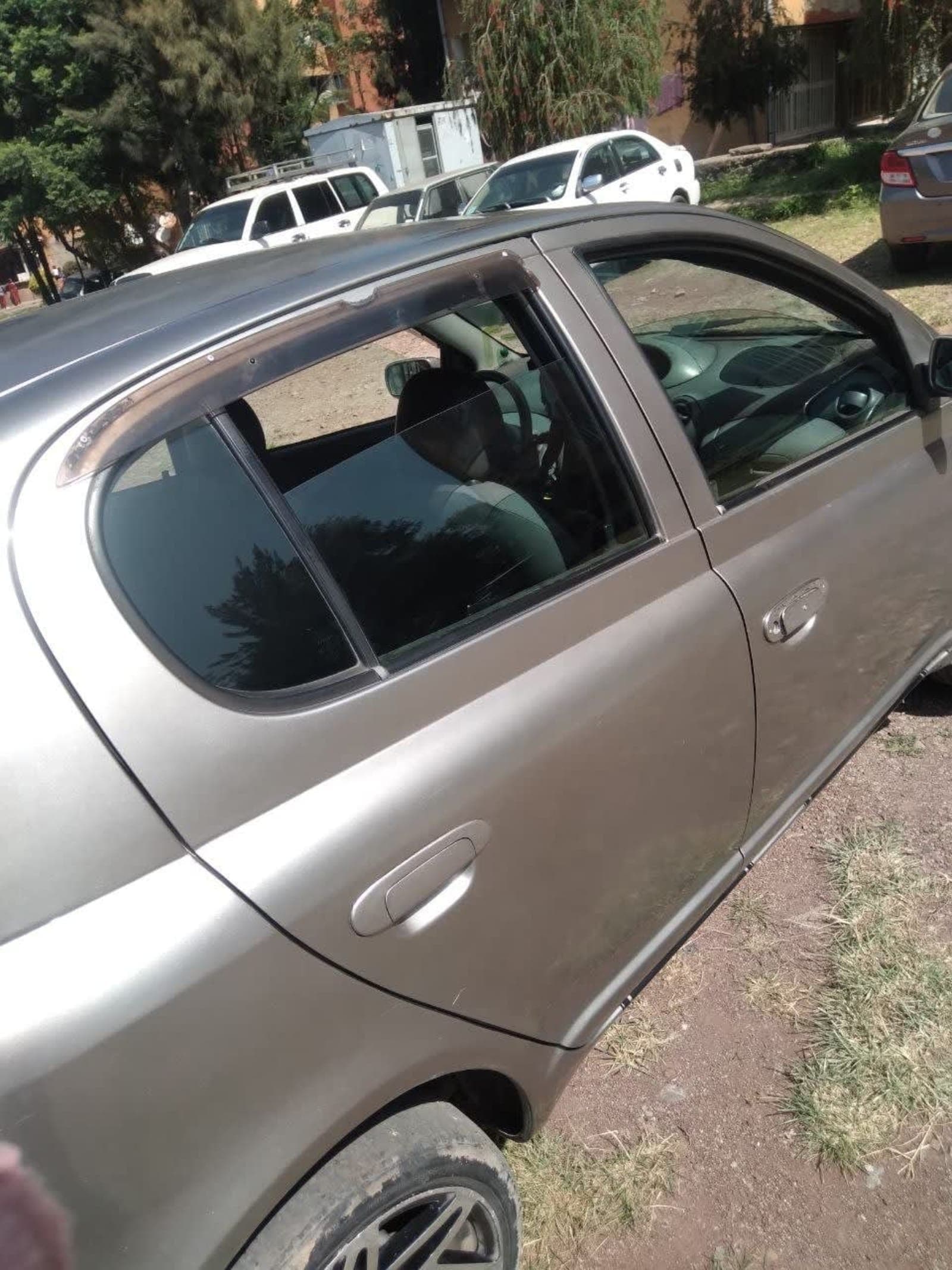 2001 Toyota Vitz — photo 4