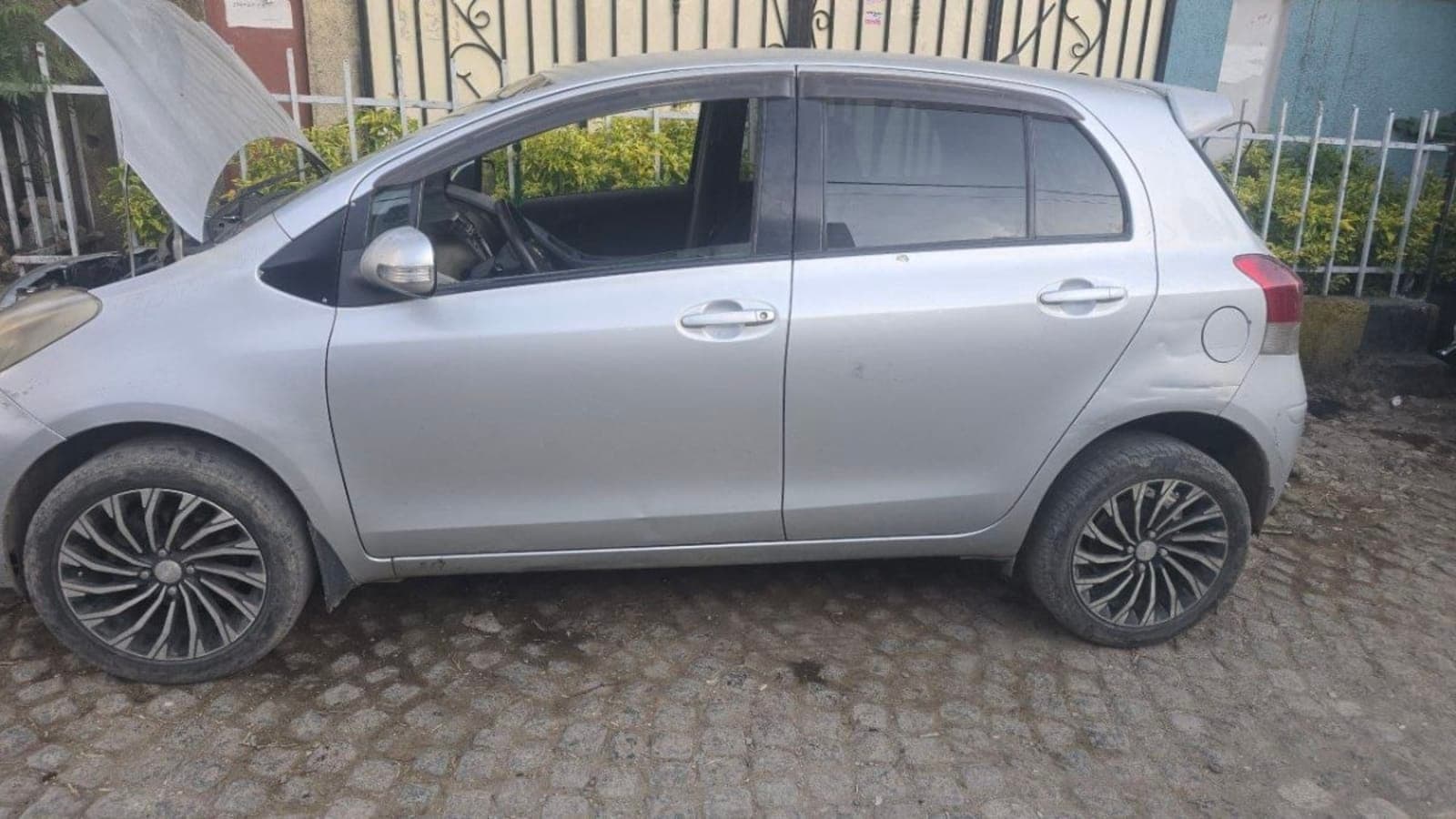 2010 Toyota Yaris Compact — photo 2